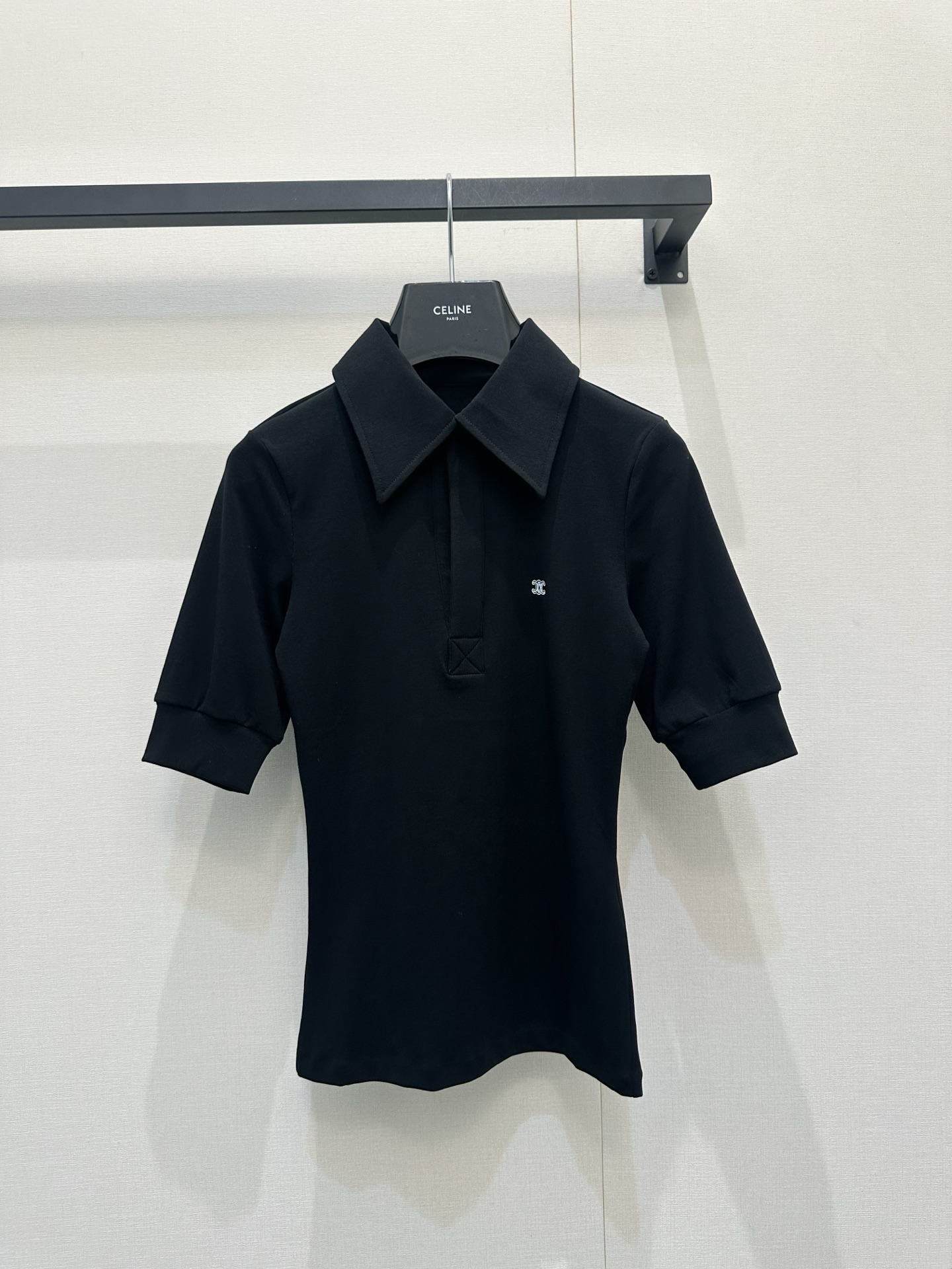 NO:860026,*26new Plain lapel mid-sleeve top, classic shirt with low-key peak collar, high-end fabric, soft and skin-friendly, perfect drape, easy to control for daily commuting or formal occasions ~ Exclusive custom-made imported yb cotton material, black main tone, super white upper body to enhance your temperament, it looks great with trousers or skirts casually, neat tailoring, comfortable and fashionable, it is a practical and design item!  1:1 awesome version, latest summer items, look out for exclusive high version SML,,skirts,shirts,19860909*26new素色翻领中袖上衣经典衬衫尖领低调又高级面料柔软亲肤,垂坠感满分,日常通勤或正式场合都能轻松驾驭～独家定制进口yb棉材质,静版主调黑色上身超显白提高气质,随意搭配西裤或裙装都很出彩,剪裁利落,舒适又时髦,是实用与设计感兼具的单品！1:1超赞版型,夏季最新单品,认准独家高版本 SML,,skirts,shirts,,Women's clothing