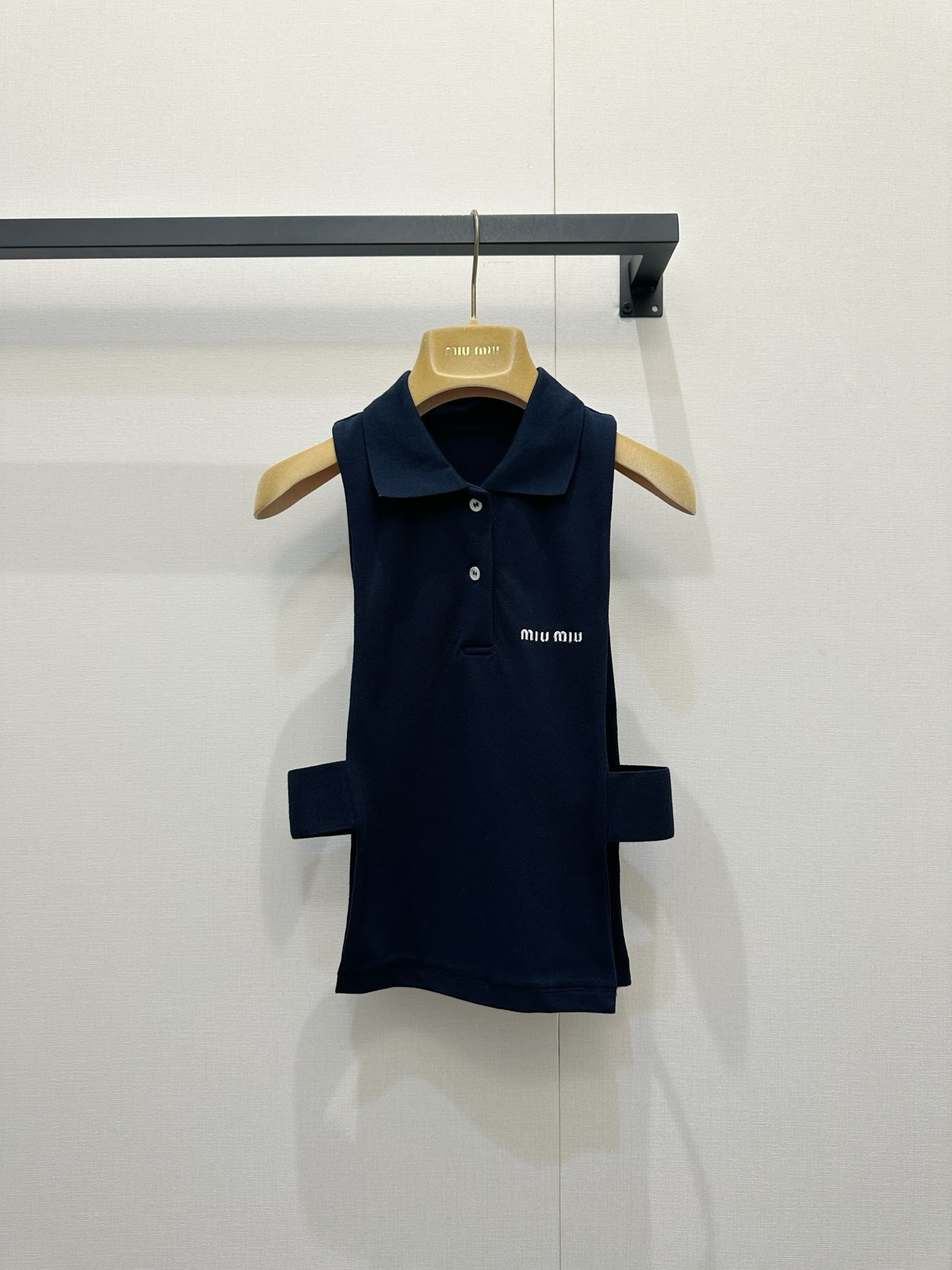 NO:863111,26 new spring and summer products Miu** Navy Waistless Polo Sleeveless Top. The navy color has a girly feel, which balances the sweetness and coolness of the college style. The classic Polo lapel + placket button, matched with the brand logo on the chest, are highly recognizable. The hollow design on the side waist quietly reveals a little waistline, which can be directly manipulated for pure lust. The short cut optimizes the proportions and is perfect for pairing with denim shorts and pleated skirts. It is a must-have for hot girls in summer!  Spot sale smL,,miumiu,skirts,shorts,1986090926春夏新品 Miu**藏青露腰Polo无袖上衣 自带少女感的藏青色,把学院风的甜和酷平衡得刚刚好. 经典Polo翻领+门襟纽扣,搭配胸前品牌标识,辨识度拉满, 侧腰镂空设计,悄悄露出一点腰线,纯欲感直接拿捏,短款剪裁优化比例,搭配牛仔短裤、百褶裙都超合适,夏日辣妹必备款！现货出售smL,,miumiu,skirts,shorts,,Women's clothing