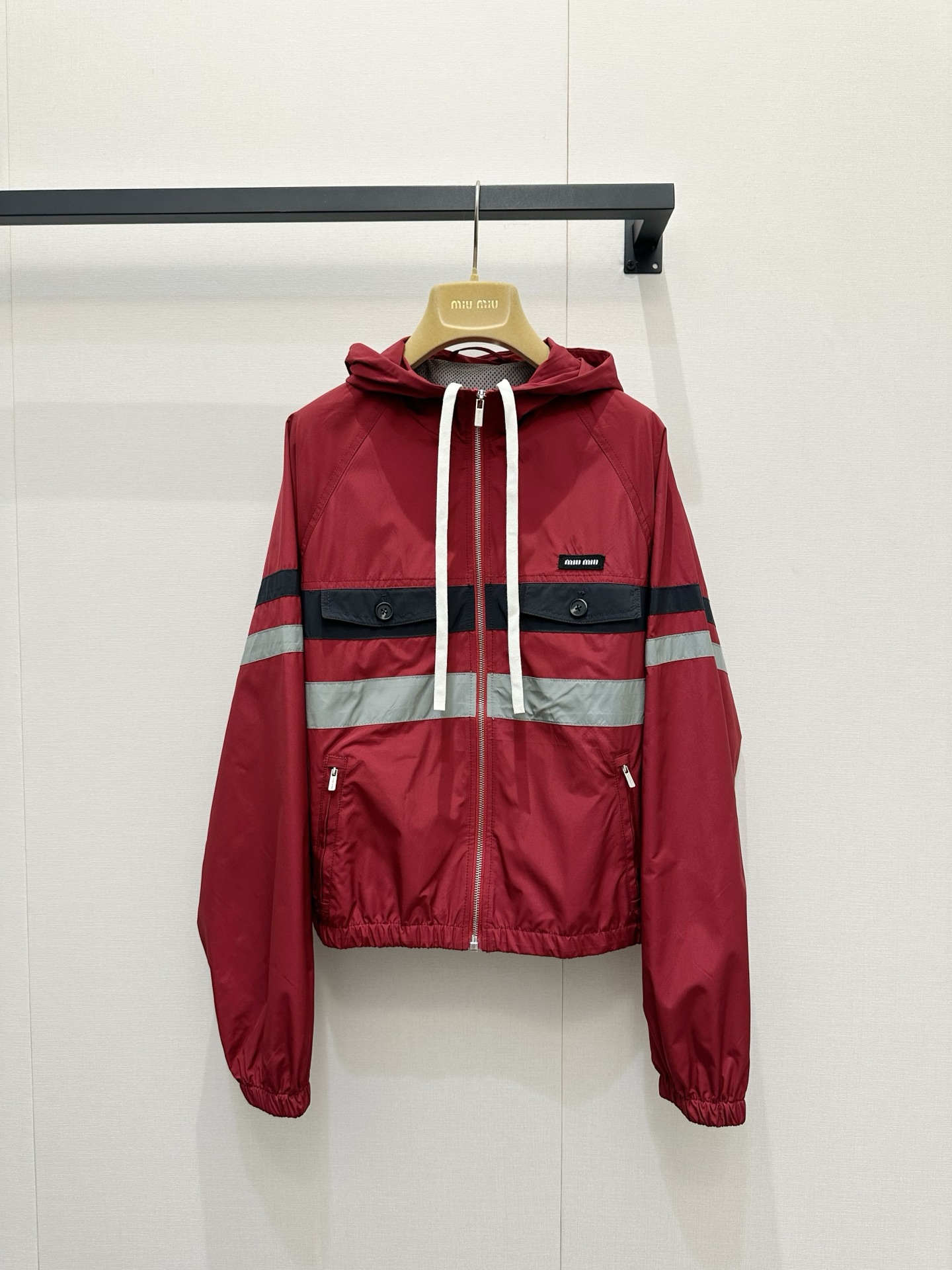 NO:863023,26 new mi** bright red reflective striped hooded jacket | Make street wear the focus. Highly saturated red base, with strong eye-catching attributes, contrasting black and gray reflective strips, and a neat texture that replicates the workwear style. The brand mark on the chest underlines the identity, and the details are authentic. Hood + drawstring design, windproof and casual, raglan sleeves + elastic hem, not picky about the figure but also hides the flesh. The short version optimizes the proportions and looks great with jeans and sweatpants.  It is a versatile style that can be worn for daily outings, sports and leisure. SmL, jeans, jackets & coats, hats, are available for sale in stock.1986090926新款mi**亮红反光条连帽夹克｜把街头穿成焦点 高饱和正红基底,自带强烈吸睛属性,撞色黑灰反光条,复刻工装风的利落质感,胸前品牌标低调点明身份,细节见真章.连帽+抽绳设计,防风又随性,插肩袖+松紧下摆,不挑身材还藏肉, 短款版型优化比例,搭牛仔裤、运动裤都超有范, 是日常出街、运动休闲都能hold住的百搭款.现货出售smL,,jeans,jackets & coats,hats,,Women's clothing