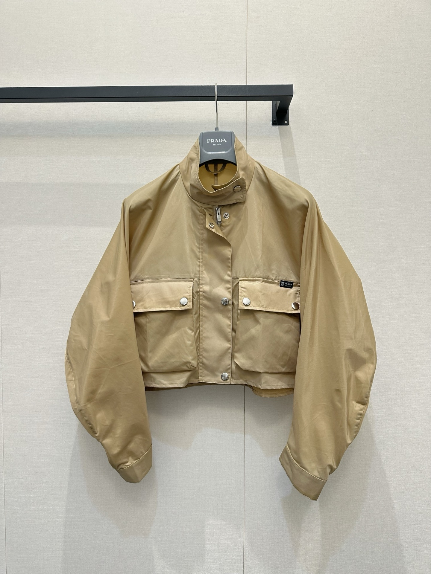 NO:863047,Pra* 26Ss early spring new style triangle stand collar zipper jacket丨Exclusively developed by yb!  Top quality production!  Selected glossy nylon fabric, light and breathable with high-grade satin soft light, not only suitable for the cool climate of early spring, but also able to reflect the delicate texture in light and shadow. The loose shoulder tailoring accommodates a variety of body shapes, with a casual and neat silhouette, which can be salty or sweet to switch daily styles. Available in stock S/M/L,, prada, jackets & coats, jackets & coats,19860909Pra* 26Ss早春新款 三角标立领拉链夹克外套丨独家yb开发！顶级高版出品！甄选光泽感尼龙面料,轻盈透气间自带高级缎面柔光,既适配早春微凉气候,又能在光影中折射细腻质感.宽松落肩剪裁包容多元身形,随性中暗藏利落轮廓,可盐可甜切换日常风格.现货发售S/M/L,,prada,jackets & coats,jackets & coats,,Women's clothing