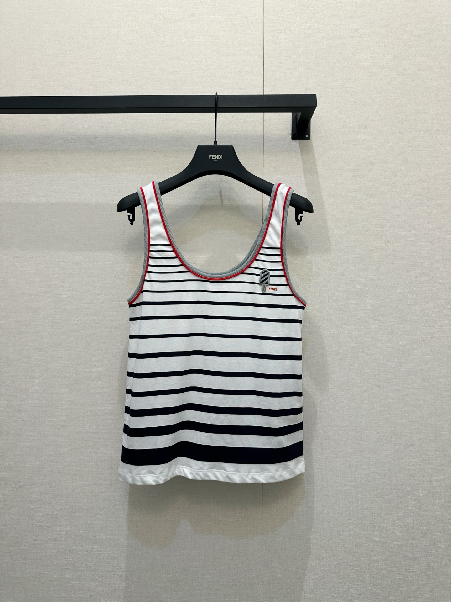 NO:863057,26 new Fendi early spring new product, navy style ice cream striped vest. Made of soft and comfortable cotton knitting, versatile, fashionable and high-end!  The classic version makes your upper body look slimmer without being picky!  Highly recommended casual style items. One color size S-L, fendi,1986090926年新款 fendi 早春新品,海军风雪糕条纹背心.取材柔软舒适的棉质针织,百搭时髦又高级！经典版型不挑人上身巨显瘦！强烈推荐休闲气质单品.一色S-L码,,fendi,,Women's clothing