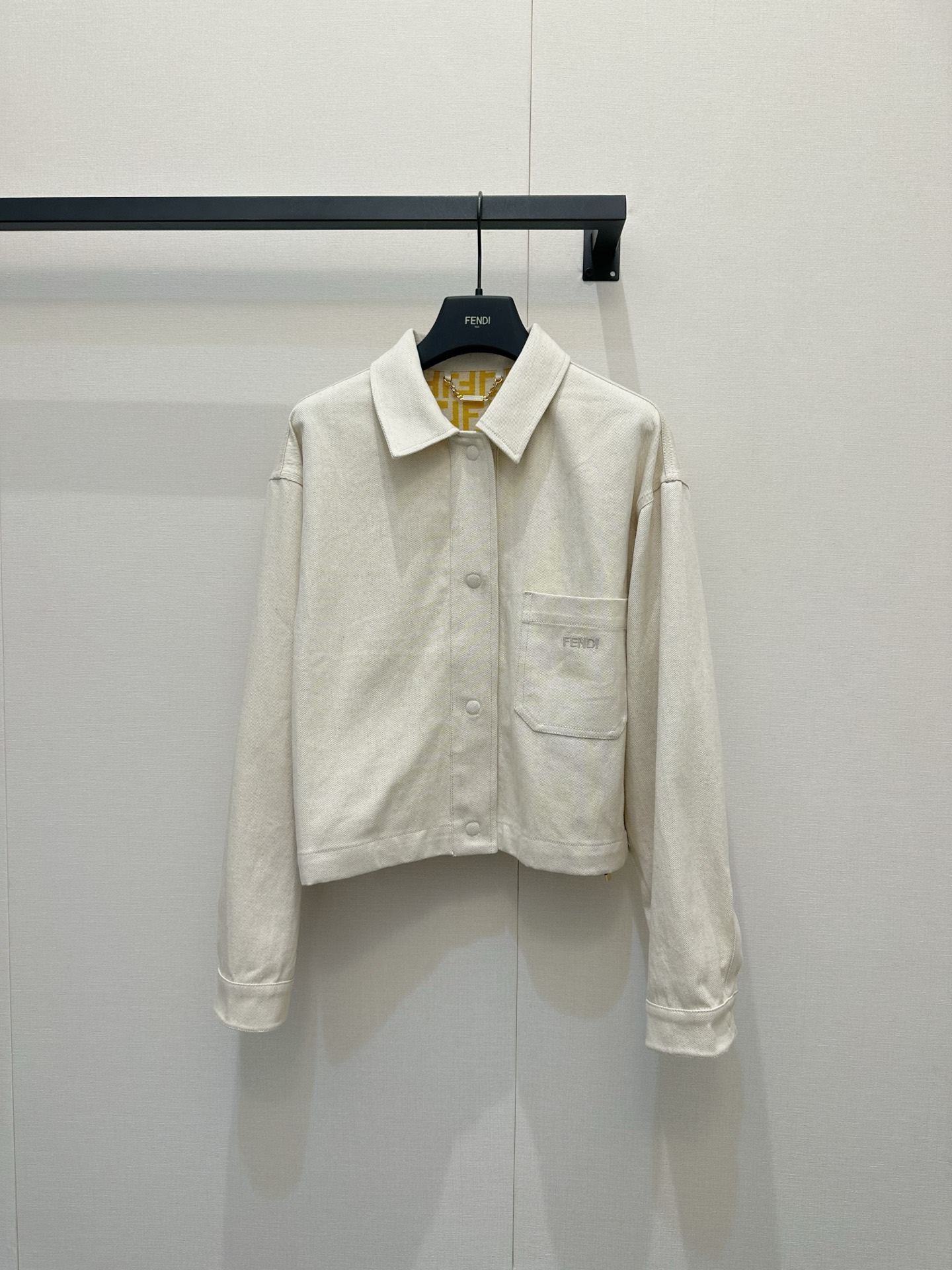 NO:863078,Fendi’s most popular recommendation is the original quality F spring and summer new denim jacket!  The original customized primary color washing process is advanced and fashionable!  A wardrobe must-have!  The classic H-shaped upper body must be released every year. It is a slimming, casual and fashionable handsome item!  Imported denim fabric lining logo printing details, workmanship quality depends on the details. One color 3 sizes, fendi, jackets & coats, jackets & coats,19860909Fendi 爆单推荐原单品质F春夏新品牛仔夹克外套！原版定制原色洗水工艺高级又时髦！衣橱必备的万年搭！每年必出的经典H版型上身巨显瘦,休闲时髦的帅气单品！进口牛仔面料内里logo印花细节,做工品质看细节.一色3码,,fendi,jackets & coats,jackets & coats,,Women's clothing