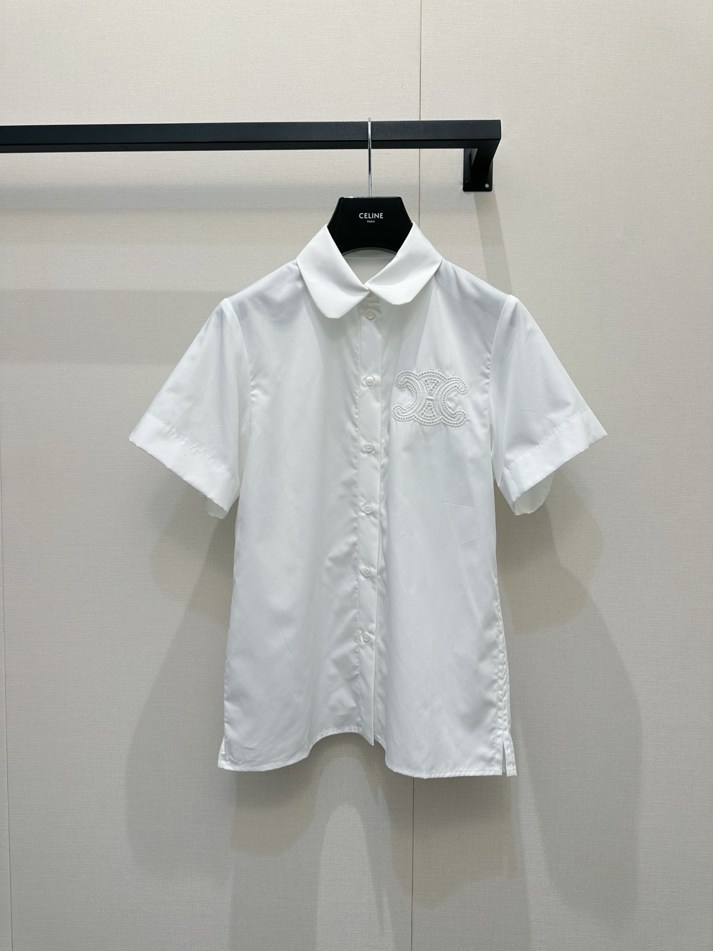NO:863110,*26new Arc de Triomphe Embroidered Casual Shirt Made of pure cotton with full drape, embroidered button short-sleeved shirt has just the right sense of 'lazy but not sloppy'!  The classic Arc de Triomphe leather logo design on the chest is low-key and recognizable. It looks effortlessly high-end no matter what you wear~ 1:1 awesome version, the latest item in early spring, look for the exclusive high version. Ready in stock SML, shirts, T-shirt,19860909*26new凯旋门刺绣休闲衬衫 垂感十足的纯棉材质,刺绣纽扣短袖衬衫 把“慵懒不邋遢”的松弛感拿捏得刚好！胸前经典凯旋门皮标设计,低调又自带辨识度,随便穿穿都是毫不费力的高级感~1:1超赞版型,早春最新单品,认准独家高版本 现货 SML,,shirts,T-shirt,,Women's clothing