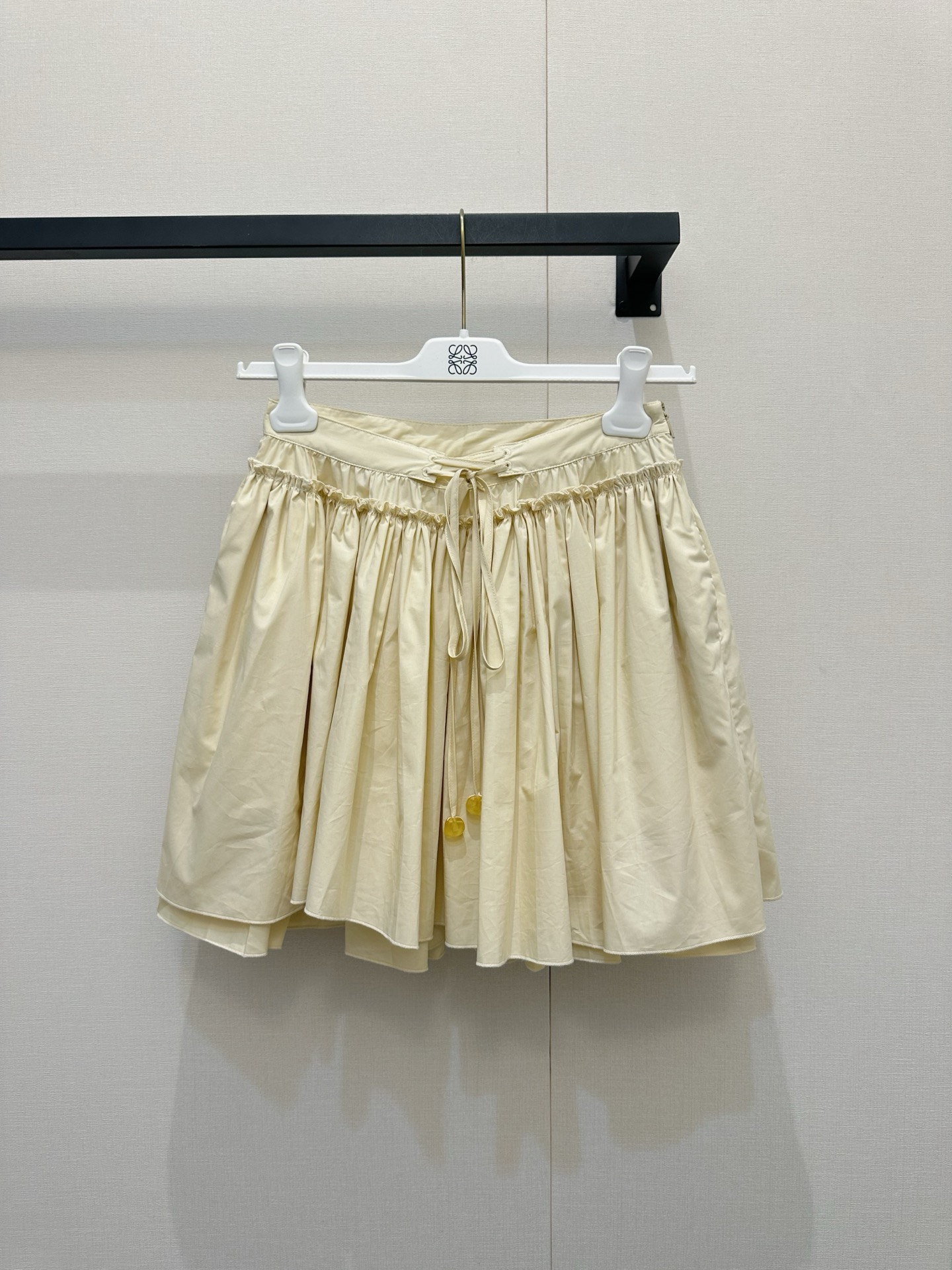 NO:863136,Loewe 26's pleated flower skirt really captures the 'girly romance'!  Gentle off-white and elegant navy blue are available in two colors. The most eye-catching is the drawstring pleat design on the waist. The fluffy airy feel combined with the adjustable waist makes it appear slender and full of French laziness. The A-line version accommodates all body types. Whether it is paired with a simple white T or exquisite knitted fabric, it can easily create a sweet but not greasy spring and summer atmosphere. It is a dream piece in the wardrobe that makes people excited at first sight and will not want to take it off~  SML,,loewe,loewe,skirts,19860909Loewe 26罗意威的褶皱花苞半裙真的把“少女的浪漫”拿捏得死死的！ 温柔的米白与气质的藏蓝双色可选,最吸睛的是腰部的抽绳褶皱设计,蓬松的空气感结合可调节腰围,既显纤细又充满法式慵懒.A字版型包容各种身材,无论是搭配简约白T还是精致针织,都能轻松穿出甜而不腻的春夏氛围,是衣橱里那条让人一眼心动、穿上就不想脱下的梦幻单品～ SML,,loewe,loewe,skirts,,Women's clothing