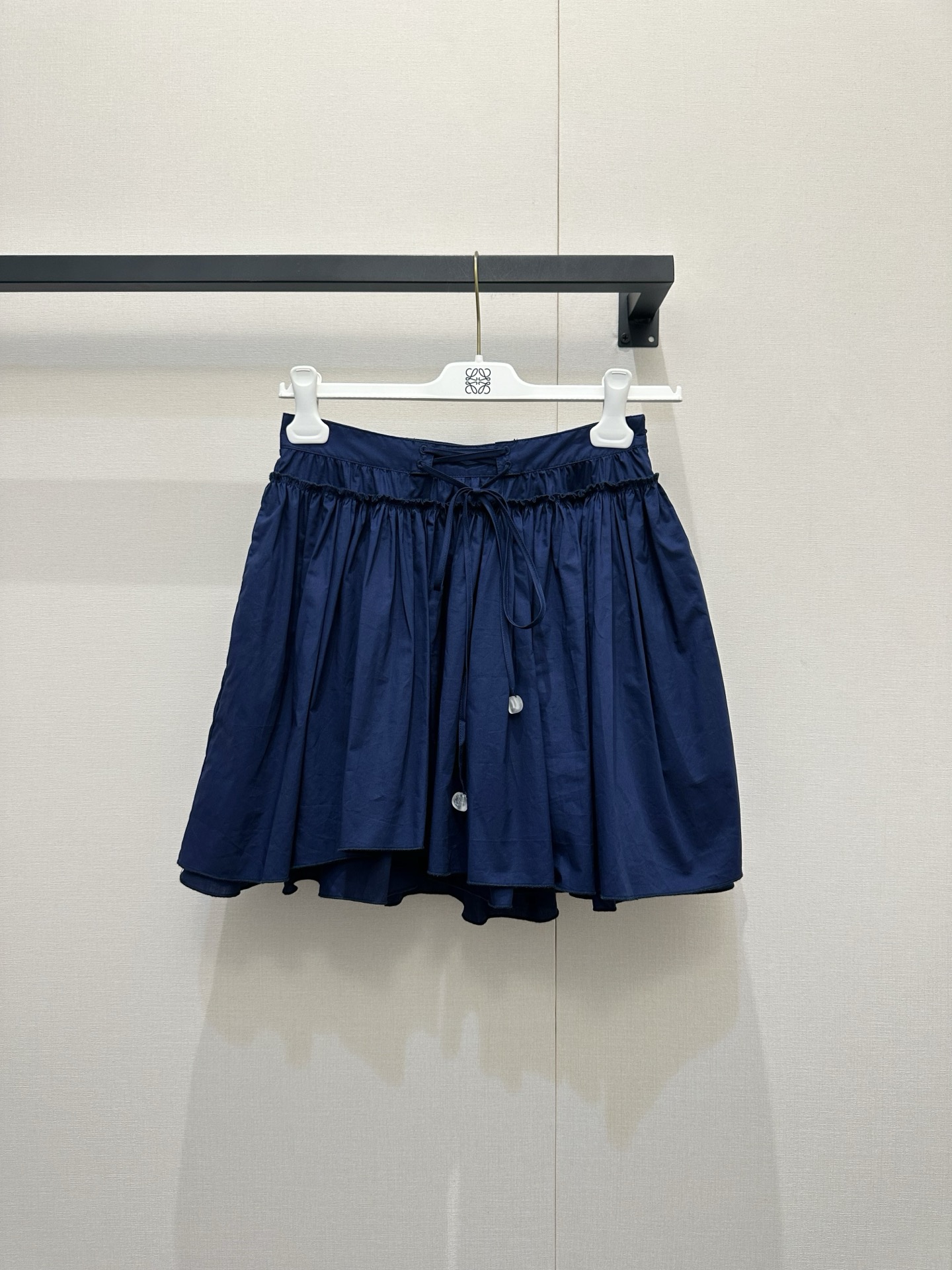 NO:863125,*26new Irregular skirt, flower bud skirt, drawstring waist design, the upper body shows a slim waist, the skirt is long and the upper body does not weigh a word, it makes the legs appear taller, even fat sisters can close their eyes!  Exclusively customized imported yb cotton material, the waist pendant is decorated with classic logo patterns, the floral pleat design on the waist adds a girlish playful atmosphere, and the irregular pleated skirt design makes the overall look more fashionable. The new model of Paula's Ibiza series in summer is really beautiful!  Easily carry out refreshing summer outfits!  1:1 awesome version, latest summer items, look out for exclusive high version SML,,skirts,19860909*26new不规则裙摆花苞半裙抽绳收腰设计上身显腰细,裙长上身不压个字,显高显腿长,微胖姐妹也能闭眼入！独家定制进口yb棉材质,腰间吊坠做经典logo图案点缀,腰边花褶设计增添少女俏皮气息,不规则压褶裙摆设计让整体造型更加显得时尚,夏日Paula's Ibiza系列新款真的太好看了！夏日清爽穿搭轻松驾驭！1:1超赞版型,夏季最新单品,认准独家高版本 SML,,skirts,,Women's clothing
