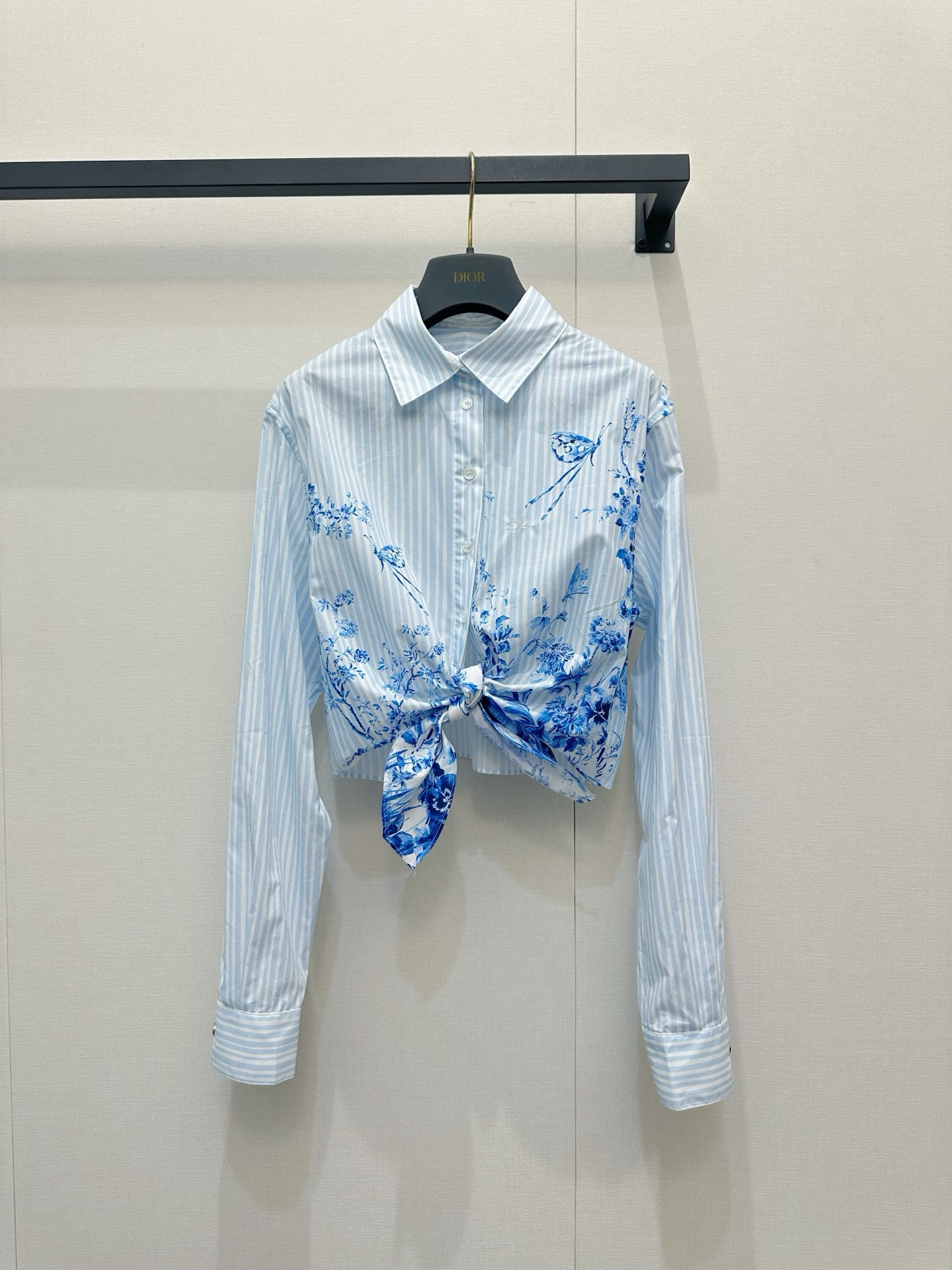NO:863161,dior's new shirt, positioning printing, low-key luxury three-dimensional tailoring, streamlined line design, noble and elegant, showing a gentle and intellectual temperament. Imported special materials will be amazing when you receive it. The texture of the custom-made fabric is amazing!  SML,,dior,19860909dior 新款衬衣 定位印花 低调奢华立体剪裁 精简线条感设计 高贵典雅又尽显温柔知性的气质 进口特殊材质 收到手会很惊艳 定制面料质感超赞！SML,,dior,,Women's clothing