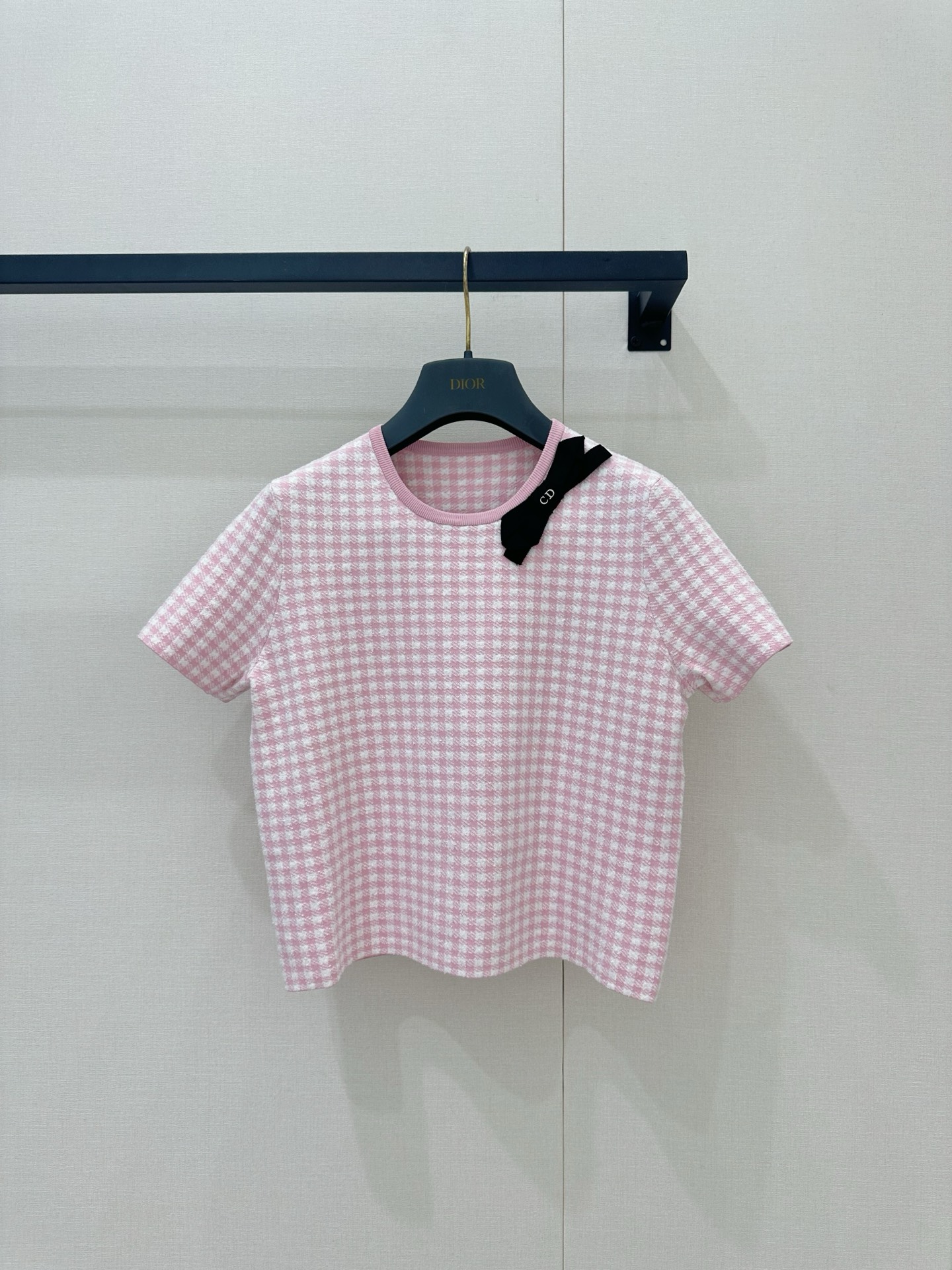NO:866710,Dio** pink and white houndstooth woven elegant narrative, soft mist pink tone comes with a soft light filter. A round-neck short knitted top paired with an A-line skirt, replicating the French classic with delicate texture. The black bow CD logo on the collar and waist is a low-key and exquisite brand ingenuity, which can be split and matched to unlock elegant styles in multiple scenes. Ready for sale smL, dior, skirts,19860909Dio**粉白千鸟格织就的优雅叙事,柔雾粉调自带柔光滤镜.圆领短款针织上衣搭配A字半裙,以细腻肌理复刻法式经典,领部与腰头的黑色蝴蝶结CD标识,是低调又精致的品牌巧思,可拆分搭配,解锁多场景优雅造型.现货出售smL,,dior,skirts,,Women's clothing