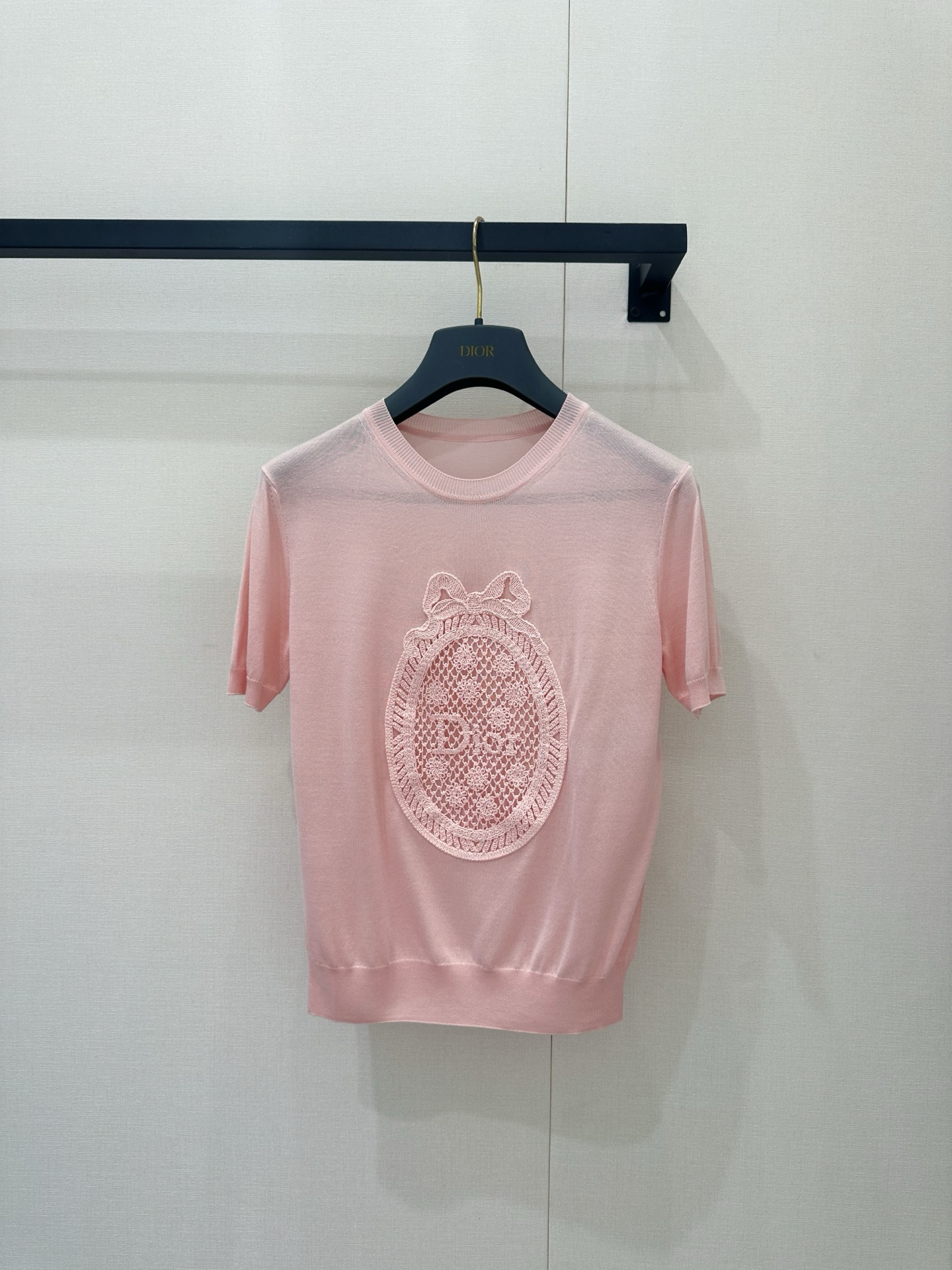 NO:866734,Dior 26’s new flesh-pink short-sleeved knitwear really captures the “girly heart”!  The soft nude pink tone comes with a gentle filter, and the slightly translucent and light knitted material is breathable and slimming. Wearing it in summer is definitely a fairy-like existence~ The most amazing thing is the three-dimensional crochet embroidery bear head on the chest. The exquisite hollow details and playful shape make the whole dress lively instantly, which is both cute and high-end. Whether worn alone or layered, you can easily create that kind of sweet but not greasy rich style. It is really a treasure item that makes people's hearts beat at a glance!  Size 36.38.40,,dior,T-shirt,19860909Dior 26新款肉粉色短袖针织真的把“少女心”拿捏得死死的！柔和的裸粉色调自带温柔滤镜,微透的轻薄针织材质透气又显瘦,夏天穿绝对是自带仙气的存在～最绝的是胸前那个立体的钩花刺绣小熊头,精致的镂空细节加上俏皮的造型,让整件衣服瞬间活泼了起来,既可爱又不失高级感.无论是单穿还是内搭,都能轻松打造出那种甜而不腻的千金风,真的是让人一眼心动的宝藏单品呀！尺码36.38.40,,dior,T-shirt,,Women's clothing