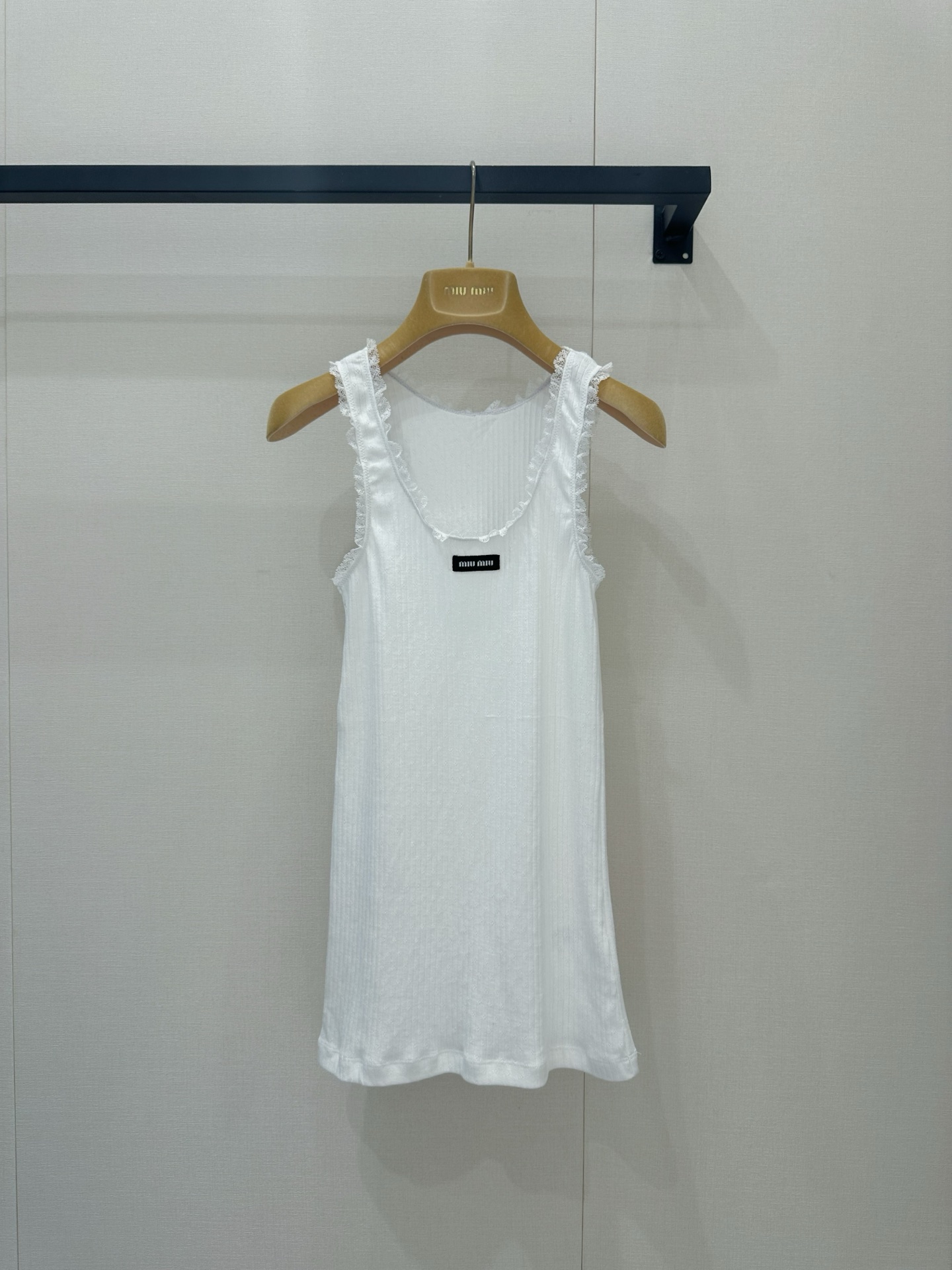 NO:866748,*26new lace slim-fitting vest with embroidered logo letters on the chest, lace splicing design on the collar and sleeves, cute and exquisite. Zhala exclusively customizes imported yb cotton material, embroidered plain hollow knitted elements, playful and fashionable, and the upper body of native cotton fabric is breathable and comfortable!  The outfit looks slim and stylish. A must-have outfit for dating and commuting ~ 1:1 awesome version. The latest summer items. Check out the exclusive high version SML,,19860909*26new蕾丝花边修身背心胸前刺绣徽标字母点缀,领口袖边做蕾丝拼接设计,可爱又精致住啦独家定制进口yb棉材质,刺绣平纹镂空针织元素,俏皮又时尚,原生原棉质面料上身透气舒适！穿搭显瘦洋气 约会通勤必备穿搭～1:1超赞版型 夏季最新单品 认准独家高版本 SML,,,Women's clothing