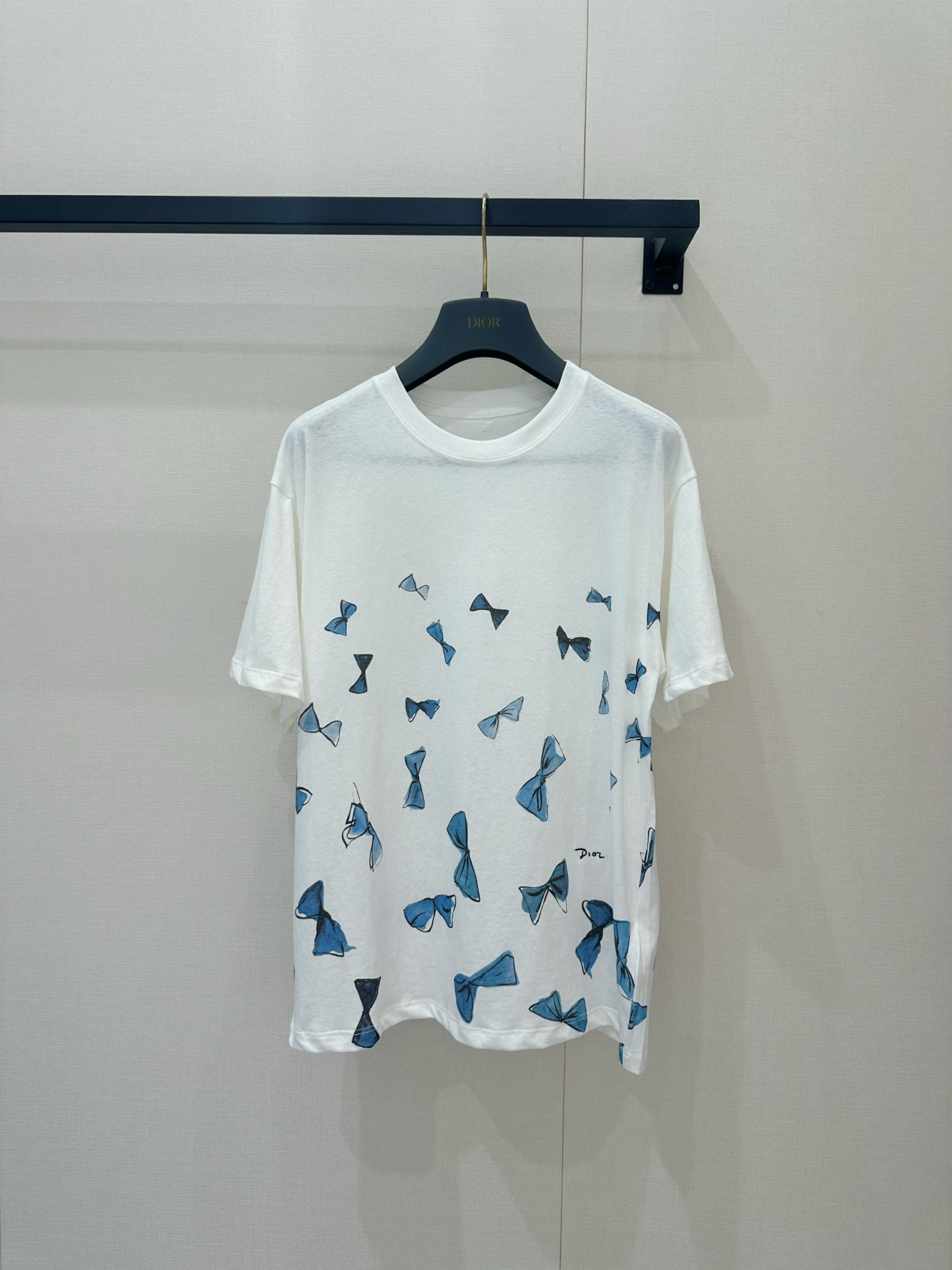 NO:866740,*26new Bow print round neck short sleeves with white base and blue butterfly pattern, fresh and elegant with a spring and summer atmosphere!  The round neck is cut in a loose fit, and the upper body is very tolerant and friendly to the body. The gradient blue bow element brings a refreshing summer atmosphere ~ Exclusively customized imported yb cotton material, and the colorful butterfly element on the upper body perfectly shows the youthfulness and agility. The pure cotton material is light and comfortable, suitable for daily life or vacation. Pair it with a small handbag and exquisite accessories, and you can easily get a high-end look!  1:1 awesome version, the latest summer items, look out for the exclusive high version, in stock SML, T-shirt,19860909*26new蝴蝶结印花圆领短袖白色底配蓝色蝴蝶图案,清新优雅超有春夏氛围感！圆领宽松版型剪裁,上身对身材包容度超友好,渐变蓝蝴蝶结元素自带夏季清爽气息～独家定制进口yb棉材质,彩色蝴蝶元素上身将青春灵动感完美展现,纯棉材质轻盈舒适,日常或度假都很适合,搭配小巧手袋和精致配饰,轻松get高级感穿搭！1:1超赞版型,夏季最新单品,认准独家高版本 现货 SML,,T-shirt,,Women's clothing