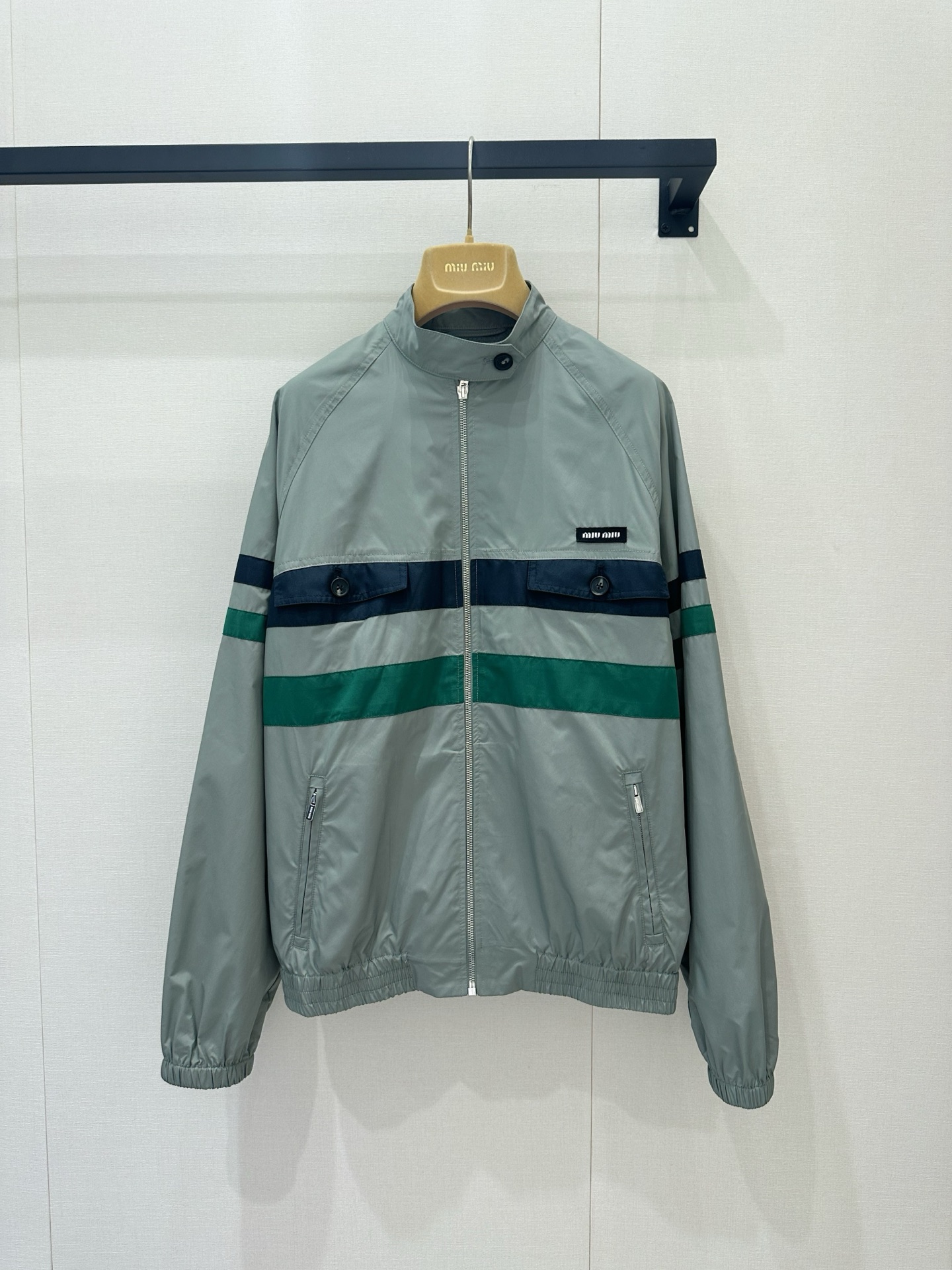 NO:866757,*26new Contrast color fabric half-stand collar zipper jacket has a lustrous color and texture~ Navy blue and green fabric color elements, the upper body has a super student atmosphere~ Exclusively imported custom yb nylon material, classic brand logo stamp embellishment on the chest, custom fabric with a satin-like layering, no pressure on the upper body of the same version for men and women, with high-end texture. To wear it, you must have a 1:1 awesome version, the latest spring and summer items, look for the exclusive high version SML,,jackets &  coats,silk fabric,19860909*26new撞色织条半立领拉链外套自带光泽感的色泽质感～藏蓝拼绿色织条色彩元素,上身超有学员气息～独家进口定制yb尼龙材质,胸前经典品牌徽标章仔点缀,定制面料自带绸缎感的层次感,男女同款版型上身无压力,自带高级质感穿搭必须拥有1:1超赞版型,春夏最新单品,认准独家高版本 SML,,jackets & coats,silk fabric,,Women's clothing