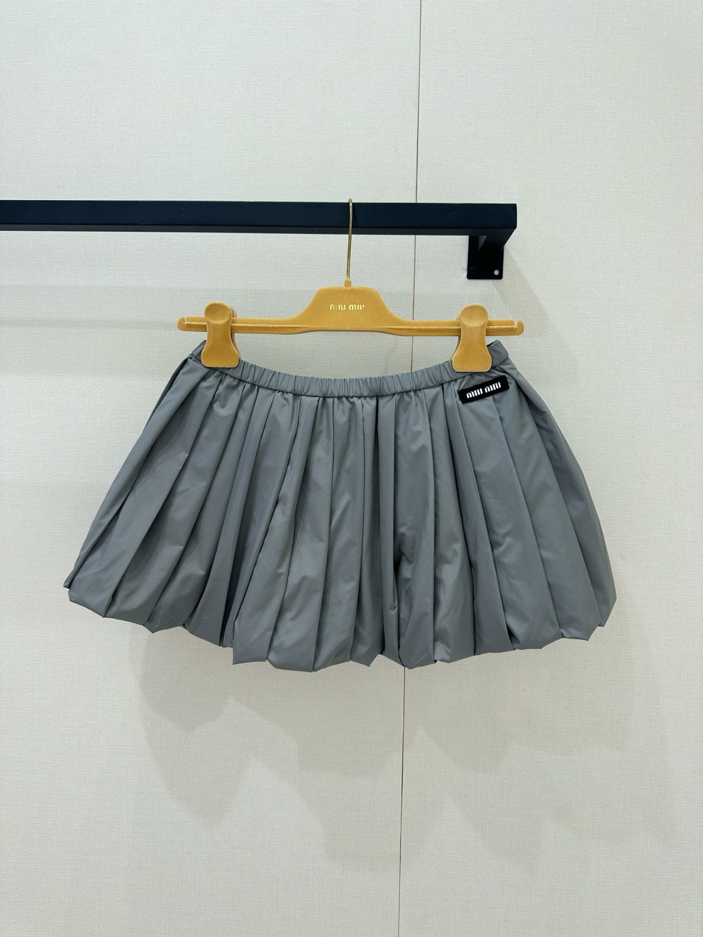 NO:866765,*26new Pleated bud skirt skirt has a glossy color and texture~ It has the age-reducing effect of a tutu skirt, and it has a unique college atmosphere of the miu series if you match it casually~ Exclusively imported and customized yb nylon material, classic brand logo embellished on the waist, customized fabric with a satin-like layering, loose version of the upper body without pressure, with its own high-end texture. To wear it, you must have a 1:1 awesome version, the latest spring and summer item, look for the exclusive high version  SML,,miumiu,skirts,silk fabric,19860909*26new百褶花苞裙摆短裙自带光泽感的色泽质感～自带蓬蓬裙的减龄效果,随意搭配都有miu系独有的学院气息～独家进口定制yb尼龙材质,腰间经典品牌徽标章仔点缀,定制面料自带绸缎感的层次感,宽松版型上身无压力,自带高级质感穿搭必须拥有1:1超赞版型,春夏最新单品,认准独家高版本 SML,,miumiu,skirts,silk fabric,,Women's clothing