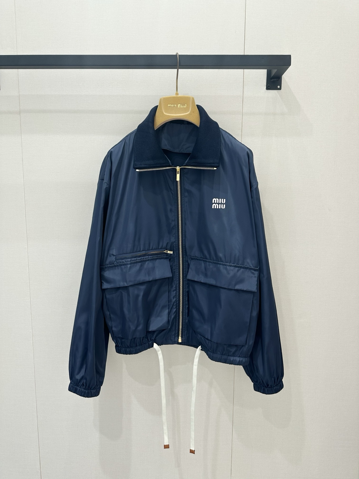 NO:866773,miu26 new spring and summer products perfectly combine college style and sports style, iconic embroidered logo, with built-in brand recognition, full of sweet and cool feeling. High-count windproof nylon fabric, stiff and anti-wrinkle, with a matte soft feel, smooth and textured, not easy to pill and deform. Dropped shoulder silhouette + hem drawstring design, easily create a three-to-seven ratio, hide the body and look slim, suitable for various shoulder shapes  Contrasting woolen lapel + gold zipper + large work pocket, full of details, taking into account practicality and design, salty or sweet, ready for sale smL,,miumiu,19860909miu26春夏新品 将学院风与运动风完美融合,标志性刺绣logo,自带品牌辨识度,甜酷感拉满 高支防风尼龙面料,挺括抗皱,自带哑光柔光感,触感顺滑又有质感,不易起球变形 落肩廓形+下摆抽绳设计,轻松打造三七分比例,藏肉显瘦不挑身材,适配各种肩型 撞色毛呢翻领+金色拉链+工装大口袋,细节感拉满,兼顾实用性与设计感,可盐可甜现货出售smL,,miumiu,,Women's clothing