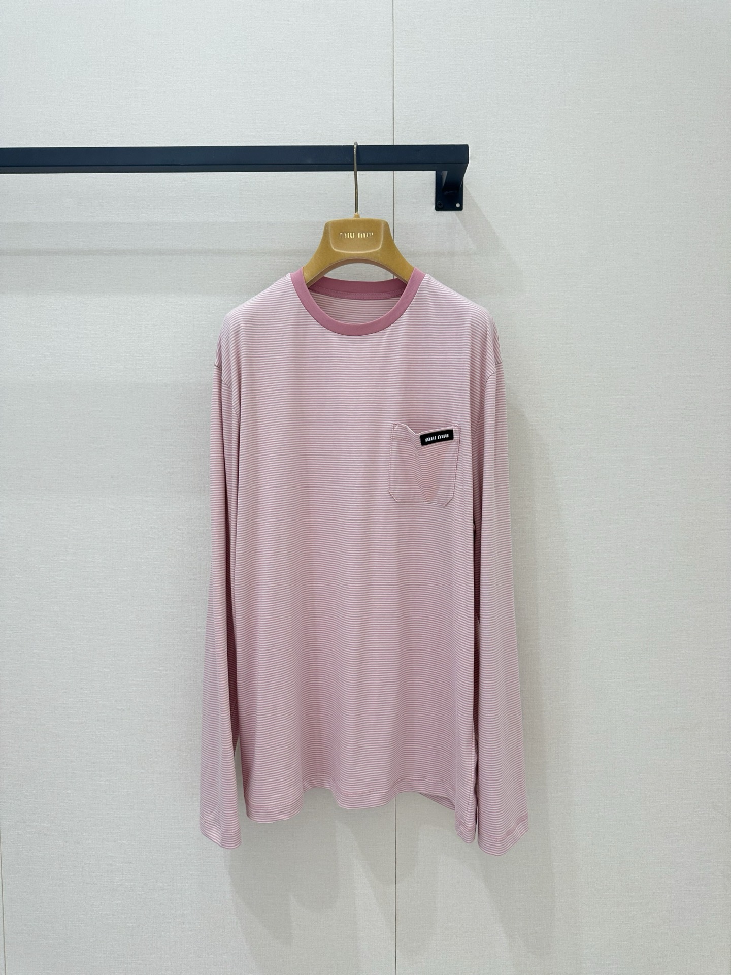 NO:866782,Miumiu 26 new pink striped long-sleeved T-shirt, pure cotton material, soft and skin-friendly, breathable and not sweaty, super comfortable to wear in spring and summer ~ Oversize version is loose and slim, OK to wear alone or layered, looks great with pleated skirts and jeans, college style + Korean style laziness, can be easily used for daily commuting and dating SML,,miumiu,versace,skirts,jeans,tees,t-shirt,19860909Miumiu 26新款粉色条纹长袖T恤,纯棉材质,柔软亲肤,透气不闷汗,春夏穿超舒服～Oversize版型宽松显瘦,单穿or叠穿都OK,搭配百褶裙、牛仔裤都很出彩学院风+韩系慵懒感,日常通勤、约会都能轻松驾驭 SML,,miumiu,versace,skirts,jeans,tees，t-shirt,,Women's clothing