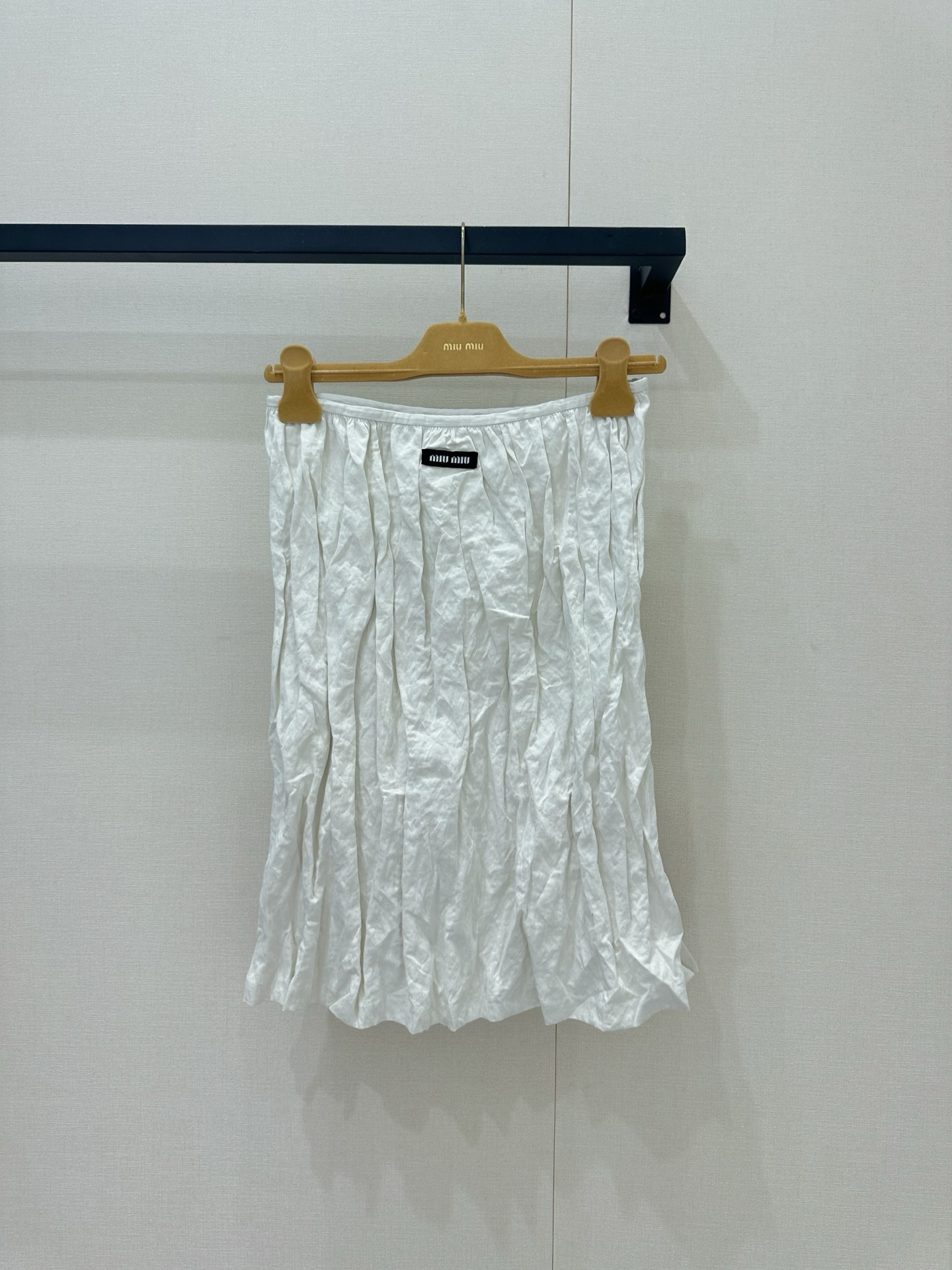 NO:868394,*26new Pleated Logo Embroidered Skirt Irregular distressed pleat design, with relaxed twist pleat elements, full of layering!  The texture of the whole piece is super great, the length of the mid-skirt is versatile and not picky~ Made of imported yb raw cotton material, pure white with an age-reducing atmosphere. The upper body is white and versatile~ It can be easily and stress-free to adapt to various items. The waist is designed with a logo pattern, and the small details are completely perfect~ It is easy to wear college retro style~ 1:1 awesome version, the latest item for spring and summer, look for the exclusive high version. Ready-made SML,,skirts,19860909*26new褶皱徽标刺绣半裙 不规则做旧褶皱设计,自带松弛感的扭褶元素,层次感满满！整件质感超级赞,中裙长度版型百搭不挑人～ 独家定制进口yb原生棉材质,自带减龄气息的纯净白.上身显白又百搭～适配各类单品轻松无压力,腰间做徽标图案设计,小细节完全拉满～学院复古风穿搭轻松拥有～1:1超赞版型,春夏最新单品,认准独家高版本 现货 SML,,skirts,,Women's clothing