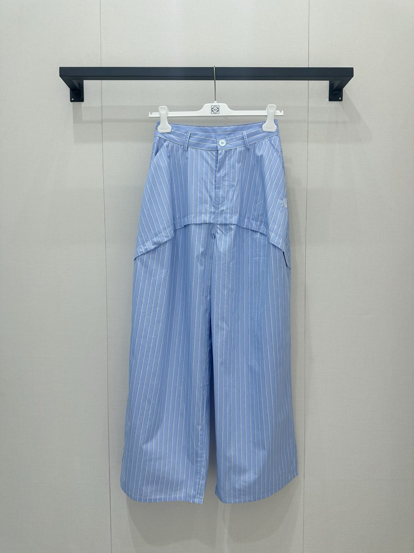 NO:868414,LOEWE pure cotton blue striped wide-leg carrot pants are made of cotton fabric. Cotton gives the body a soft skin-friendly touch and moderately stiff silhouette support. It is breathable and not sweaty, suitable for many seasons. The fabric is cut straight according to the direction of the stripes, and the stripes are aligned and symmetrical to create different silhouettes and adapt to a variety of styles and sizes. SML,,loewe,19860909LOEWE纯棉蓝条纹阔腿萝卜裤 采用棉面料 棉赋予衣身柔软亲肤的触感与适度挺括的廓形支撑力 透气不闷汗,适配多季节,面料按条纹走向进行直条裁剪,条纹对齐对称, 打造不同廓形,适配多种穿搭风格尺码 SML,,loewe,,Women's clothing