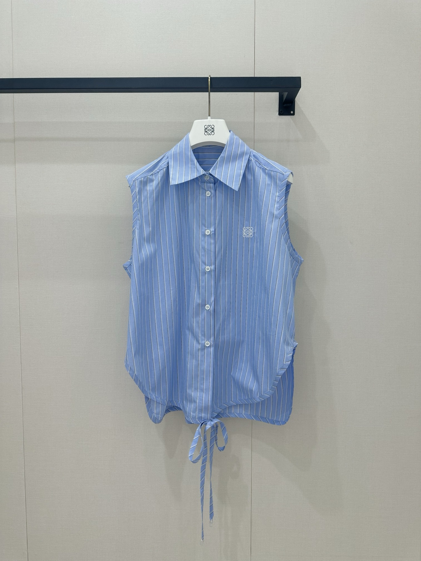 NO:868423,26 spring and summer new arrivals Loe ** striped sleeveless strappy shirt. The classic blue and white vertical stripes bring a refreshing academic feel, and the brand embroidery logo is hidden on the body. The asymmetrical cut is short in the front and long in the back, and the hem tie + pom-pom detail combines design and playfulness. The drapey fabric is breathable and skin-friendly, and the sleeveless cut neatly highlights the shoulder and neck lines. It can be easily used for commuting and leisure. Ready for sale smL,, loewe, shirts,1986090926春夏新品 Loe **条纹无袖绑带衬衫 经典蓝白竖条纹自带清爽学院感,衣身暗藏品牌刺绣标识 前短后长的不对称剪裁,下摆系带+毛球细节,兼具设计感与俏皮感 垂坠感面料透气亲肤,无袖剪裁利落显肩颈线条,通勤、休闲都能轻松驾驭现货出售smL,,loewe,shirts,,Women's clothing