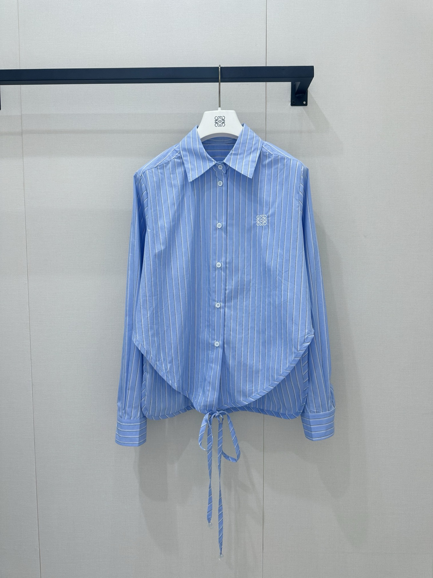 NO:868437,High version Loe**26 spring and summer new product Blue and white striped waist shirt Classic blue and white vertical stripes bring a refreshing commuting feel, asymmetric tailoring + hem laces, breaking the stereotyped shirt Embroidery is low-key to highlight the brand style, neat lapels + draped fabrics, both elegant and design19860909高版本 Loe**26春夏新品 蓝白条纹收腰衬衫 经典蓝白竖条纹自带清爽通勤感,不对称剪裁+下摆系带,打破刻板衬衫 刺绣低调彰显品牌格调,利落翻领+垂坠面料,兼具优雅与设计感单穿利落显瘦,叠穿随性松弛,轻松打造法式高级的日常穿搭现货出售 smL,,loewe,shirts,,Women's clothing