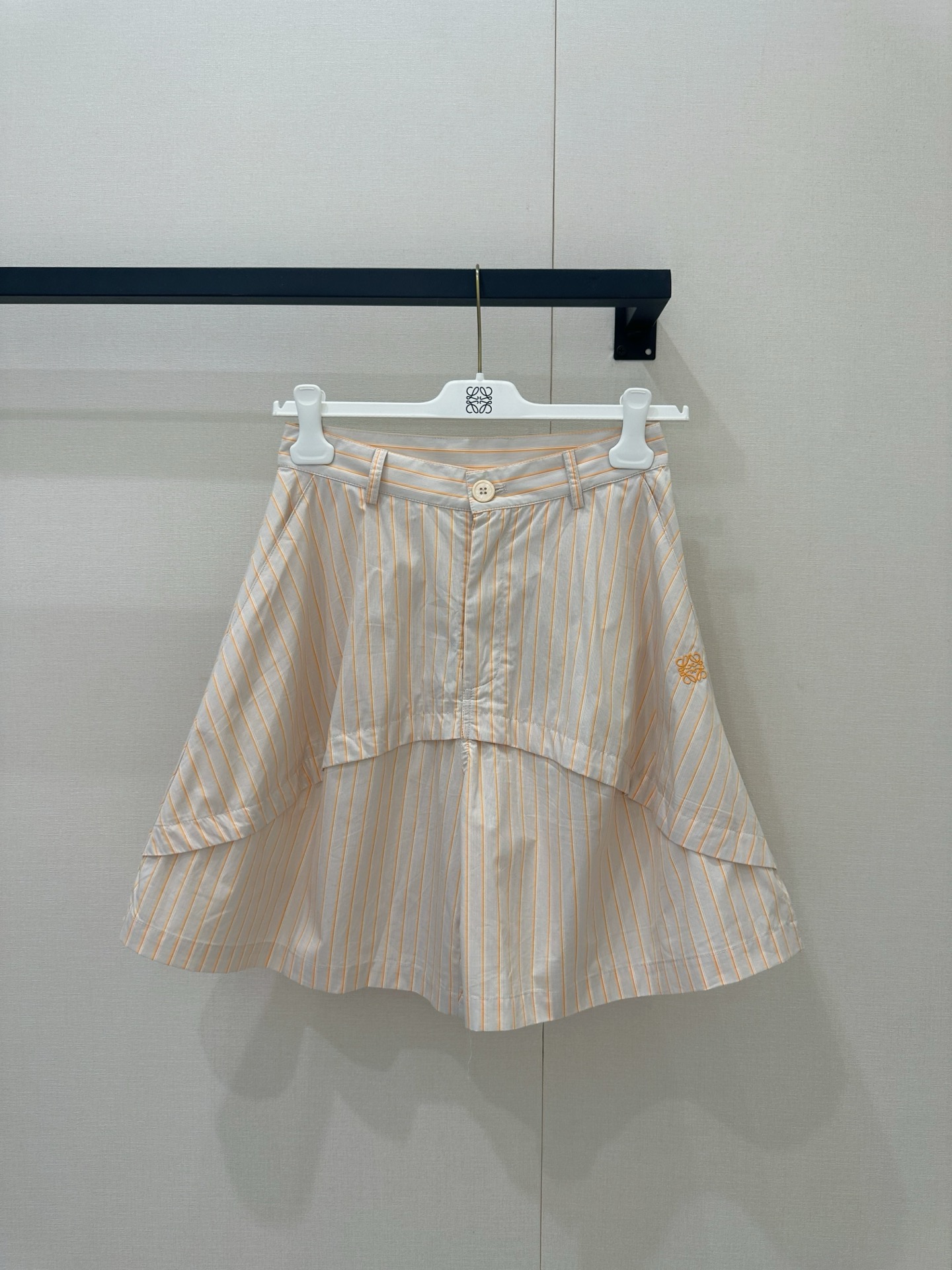 NO:868455,*26 New cotton deconstructed patchwork trousers Lightweight cotton jersey fabric Curved patchwork at the waist Branded embossed leather patch on the back Hidden button placket Mid-rise, loose, wide-leg version Versatile with all apricot colors s m l,,19860909*26新品棉质解构拼接长裤轻盈棉质平纹针织面料腰部弧形拼接剪裁背面饰有品牌压纹皮革贴片 隐藏式纽扣门襟 中腰宽松阔腿版 百搭所有杏色 s m l,,,Women's clothing