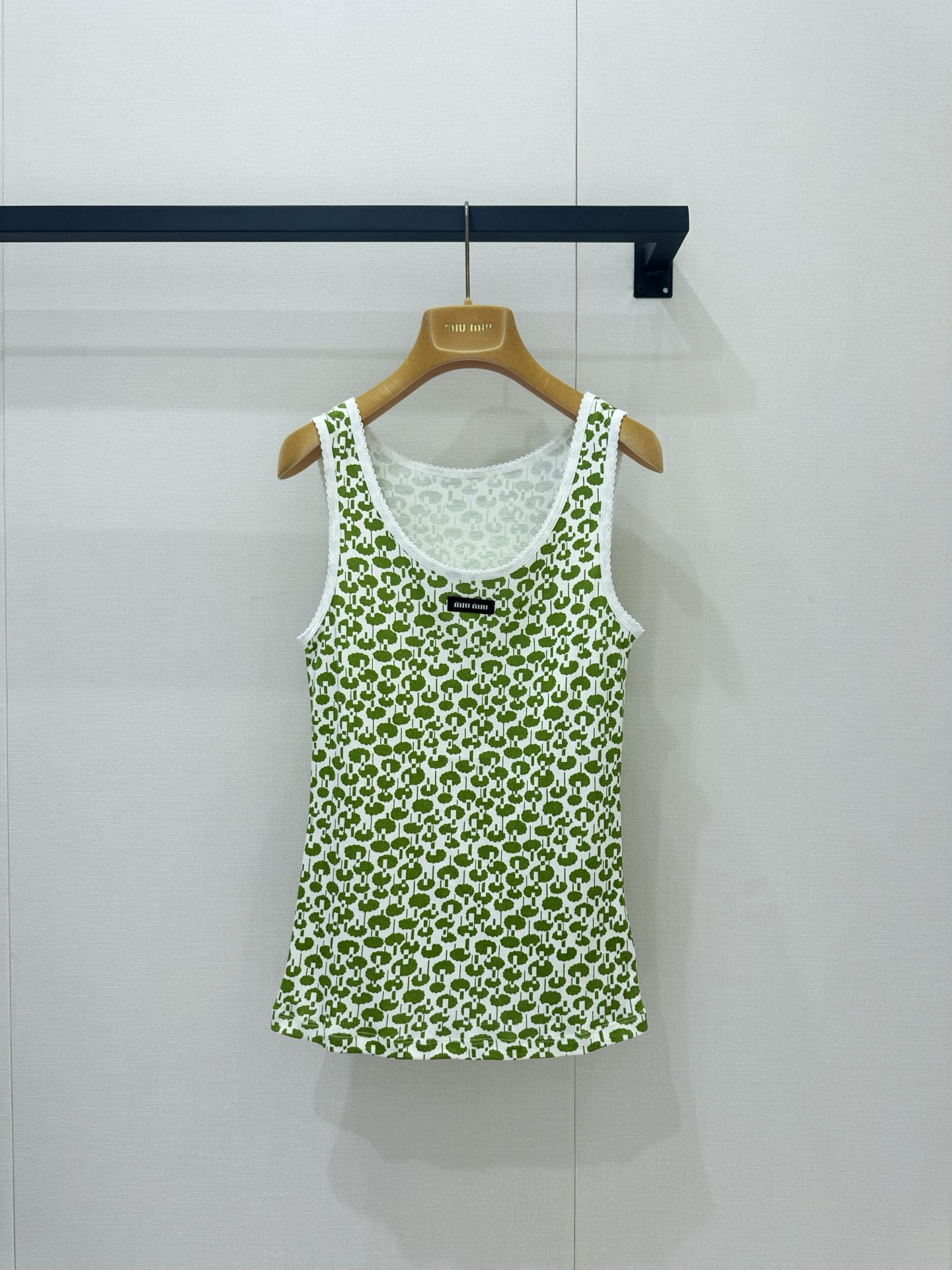 NO:868366,MiuMiu green vest is crazy!  Fresh retro yyds!  Sisters!  MiuMiu26 new summer green printed vest is really amazing!  The white background color and green geometric pattern directly add a sense of freshness, and the retro atmosphere is also perfectly nailed!  The round neck + white piping design, the detail control makes you feel like an expert, simple tailoring, it is not too comfortable to wear in spring and summer!  ,,miumiu,19860909MiuMiu绿背心杀疯了！清新复古yyds！ 姐妹们！MiuMiu26夏季新品绿色印花背心真的绝了！ 白色底色搭配绿色几何图案,清新感直接拉满,复古氛围也拿捏得死死的！圆领+白色滚边设计,细节控看了都直呼内行,简约剪裁,春夏穿简直不要太舒服！,,miumiu,,Women's clothing