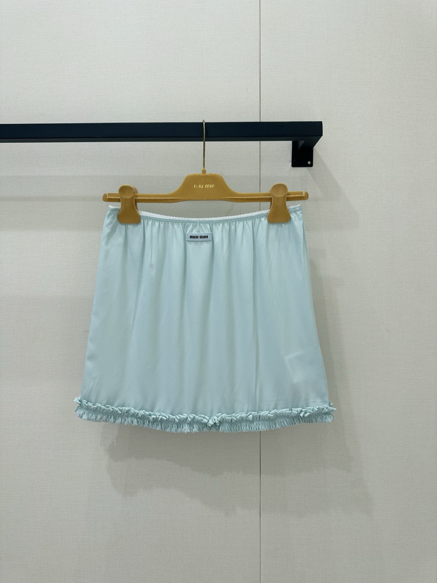 NO:868403,*26new sky blue mulberry silk lace silk skirt. Made of light and thin mulberry silk material with unparalleled drape. The lace design presents a pure desire to reduce age. Exclusively customized imported yb mulberry silk material. The hem is made of exquisite piping pattern letter design. It is a little sexy for a sweet girl. The slightly wide version is very tolerant to the figure!  The combination of classic logo and letter patterns highlights the charm of the brand concept. 1:1 awesome version. The latest summer item. Look for the exclusive high version. In stock. SML, skirts, real silk,19860909*26new 天蓝色桑蚕丝花边真丝半裙 垂感无敌的轻薄桑蚕丝材质制成,花边设计呈现纯欲减龄气息～独家定制进口yb桑蚕丝材质,下摆做精致滚边花纹字母设计,甜妹带点小性感,微阔版型对身材包容性极好！经典徽标字母图案搭配,彰显品牌理念魅力 1:1超赞版型 夏季最新单品 认准独家高版本 现货 SML,,skirts,real silk,,Women's clothing