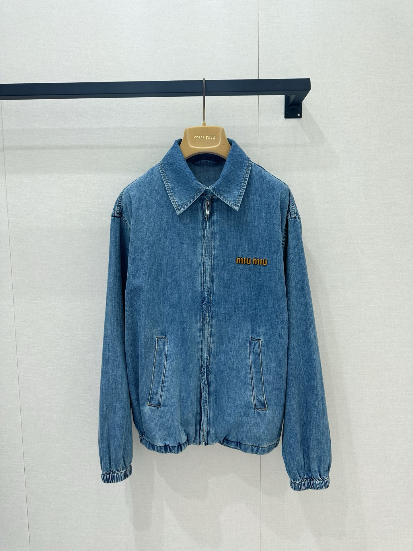 NO:868393,*26new Contrast color embroidered letters gradient washed lapel soft denim jacket classic washed blue upper body with retro high-end accents, comfortable and crisp to wear. Shirt style lapel + front button closure, three-dimensional tailoring loose version for men and women, practical and stylish Exclusively customized imported yb cotton material, hem gradient washed blue brings a fresh spring and summer atmosphere, perfect for spring and autumn wear!  The layering is perfect. It looks great when paired with a white T-shirt or a skirt. It can easily create a casual and age-reducing style with versatile properties. It can be easily used for commuting, traveling, and daily life. It is a basic wardrobe essential!  1:1 awesome version, the latest summer items, look out for the exclusive high version SML, skirts, jackets & coats, shirts,19860909*26new撞色刺绣字母渐变洗水翻领软牛仔外套经典水洗蓝上身自带复古高级腔调,穿着舒适又挺括.衬衫式翻领+正面纽扣开合,立体剪裁宽松版型男女同款实用又有型独家定制进口yb棉材质,下摆渐变洗水蓝自带春夏清新气息,春秋季节穿搭超合适！层次感满分,内搭白T或裙装都很出彩,轻松打造休闲减龄风百搭属性,通勤、出游、日常都能轻松驾驭,是衣橱必备基础款！1:1超赞版型,夏季最新单品,认准独家高版本 SML,,skirts,jackets & coats,shirts,,Women's clothing
