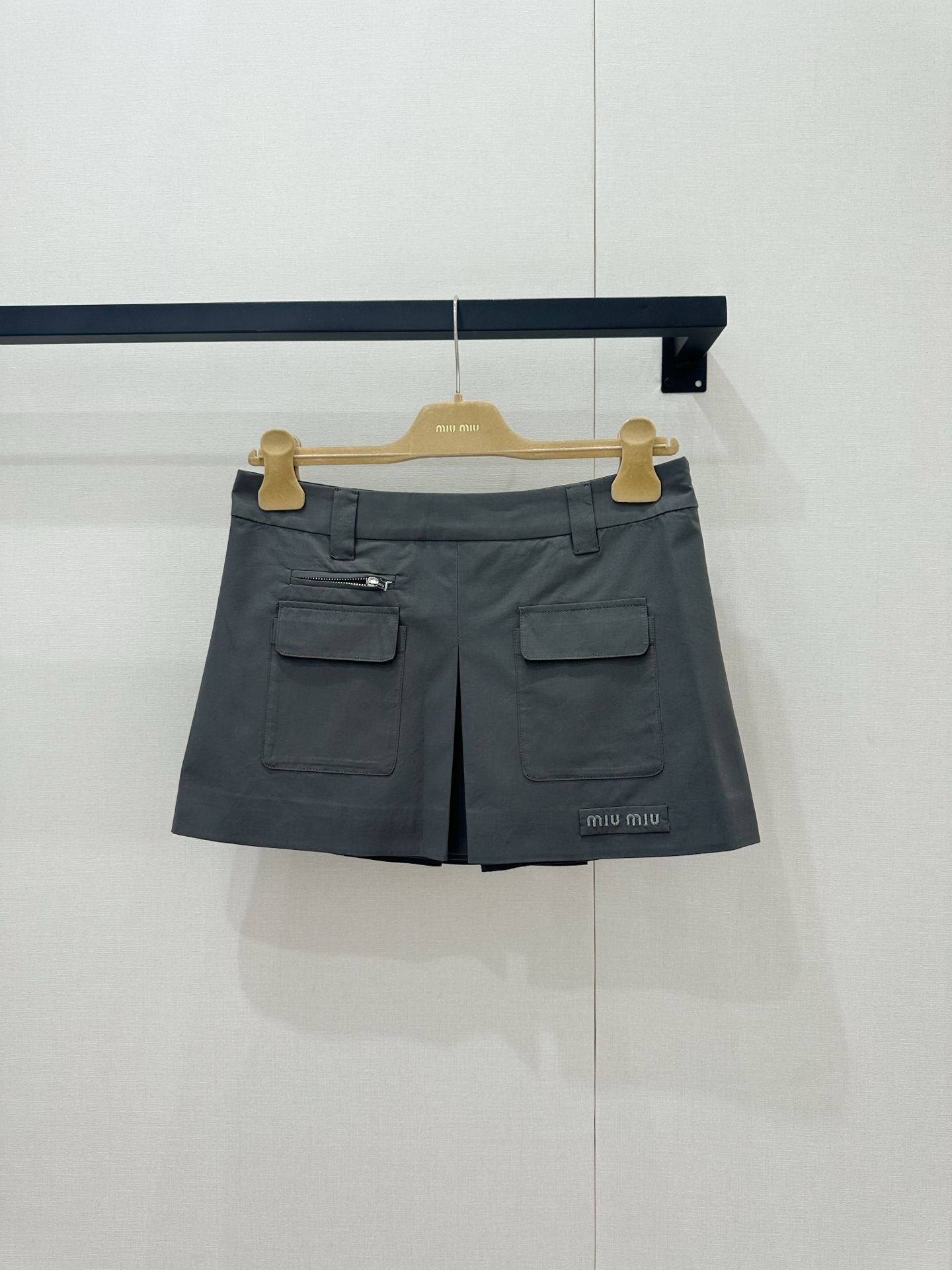 NO:868375,*26new The upper body of the gray-toned workwear-style pocket skirt has 'sweet and cool' written on it. The high-end rock gray tone has a cool and modern atmosphere, as if the urban fashion essence has been kneaded into the fabric. The top has a unique halter neck tie design, and the bow at the neck is light and flexible, inadvertently revealing the beautiful collarbone line, full of pure desire!  Exclusively customized imported yb cotton material, small pockets are matched with low-key metal logos, and the details are full of exquisite attention~ Paired with a workwear skirt of the same color, the crisp fabric meets the large pocket design, instantly injecting the gene of willfulness, sweet and uninhibited handsomeness!  With a set of tops, whether you are strolling on the street or going on a date to see an exhibition, you can easily achieve that effortless sense of luxury. It is the coolness and romance unique to this season ~ 1:1 awesome version, the latest spring and summer items, look for the exclusive high version SML,,skirts,19860909*26new灰调工装风口袋半裙上身把“又甜又酷”写在身上,高级的岩石灰调,自带一种清冷又摩登的氛围感,像是把都市的时髦精气息都揉进了布料里上衣是别致的挂脖系带设计,颈间蝴蝶结轻盈灵动,不经意间露出优美的锁骨线条,纯欲感拉满！独家定制进口yb棉材质,小口袋搭配低调的金属 Logo,细节处满是精致小心机～搭配同色系工装短裙,挺括的面料遇上大口袋设计,瞬间注入率性基因,甜美中带着不羁的帅气！一套上身,无论是漫步街头还是约会看展,都能轻松拿捏那种毫不费力的高级感,是属于这个季节独有的酷飒与浪漫呀～1:1超赞版型,春夏最新单品,认准独家高版本 SML,,skirts,,Women's clothing