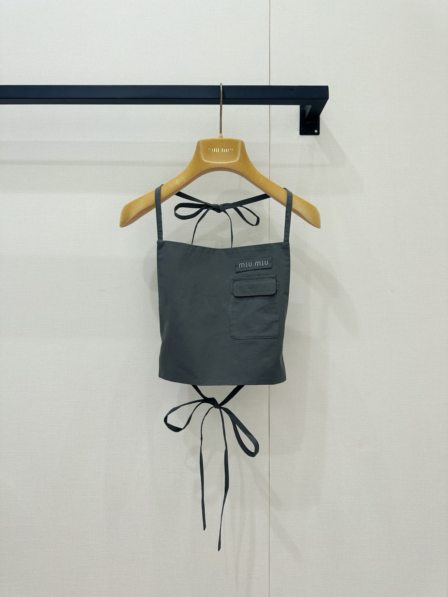 NO:868374,Miu Miu 26 new style | Gray tone workwear style halterneck with 'sweet and cool' written on it, Miu Miu 26 new style is really exciting at first glance!  The high-end rock gray tone has a cool and modern atmosphere, as if the urban fashion essence has been kneaded into the fabric. The top has a unique halter neck lace design, and the bow around the neck is light and flexible, inadvertently revealing the beautiful collarbone line, full of pure desire; the small pocket on the chest is matched with low-key metal  Logo, the details are full of exquisiteness and attention to detail. The bottoms are paired with a workwear skirt of the same color, and the crisp fabric meets the large pocket design, instantly injecting the gene of spontaneity, sweet and uninhibited handsome. A set of tops, whether walking on the street or going on a date to see an exhibition, can easily achieve the effortless sense of luxury, which is unique to this season's coolness and romance~ One size fits all,,miumiu,skirts,19860909Miu Miu 26新款 | 灰调工装风挂脖 把“又甜又酷”写在身上,Miu Miu 26新款真的让人一眼心动！高级的岩石灰调,自带一种清冷又摩登的氛围感,像是把都市的时髦精气息都揉进了布料里.上衣是别致的挂脖系带设计,颈间蝴蝶结轻盈灵动,不经意间露出优美的锁骨线条,纯欲感拉满；胸前的小口袋搭配低调的金属 Logo,细节处满是精致小心机.下装搭配同色系工装短裙,挺括的面料遇上大口袋设计,瞬间注入率性基因,甜美中带着不羁的帅气.一套上身,无论是漫步街头还是约会看展,都能轻松拿捏那种毫不费力的高级感,是属于这个季节独有的酷飒与浪漫呀~ 尺码均码,,miumiu,skirts,,Women's clothing