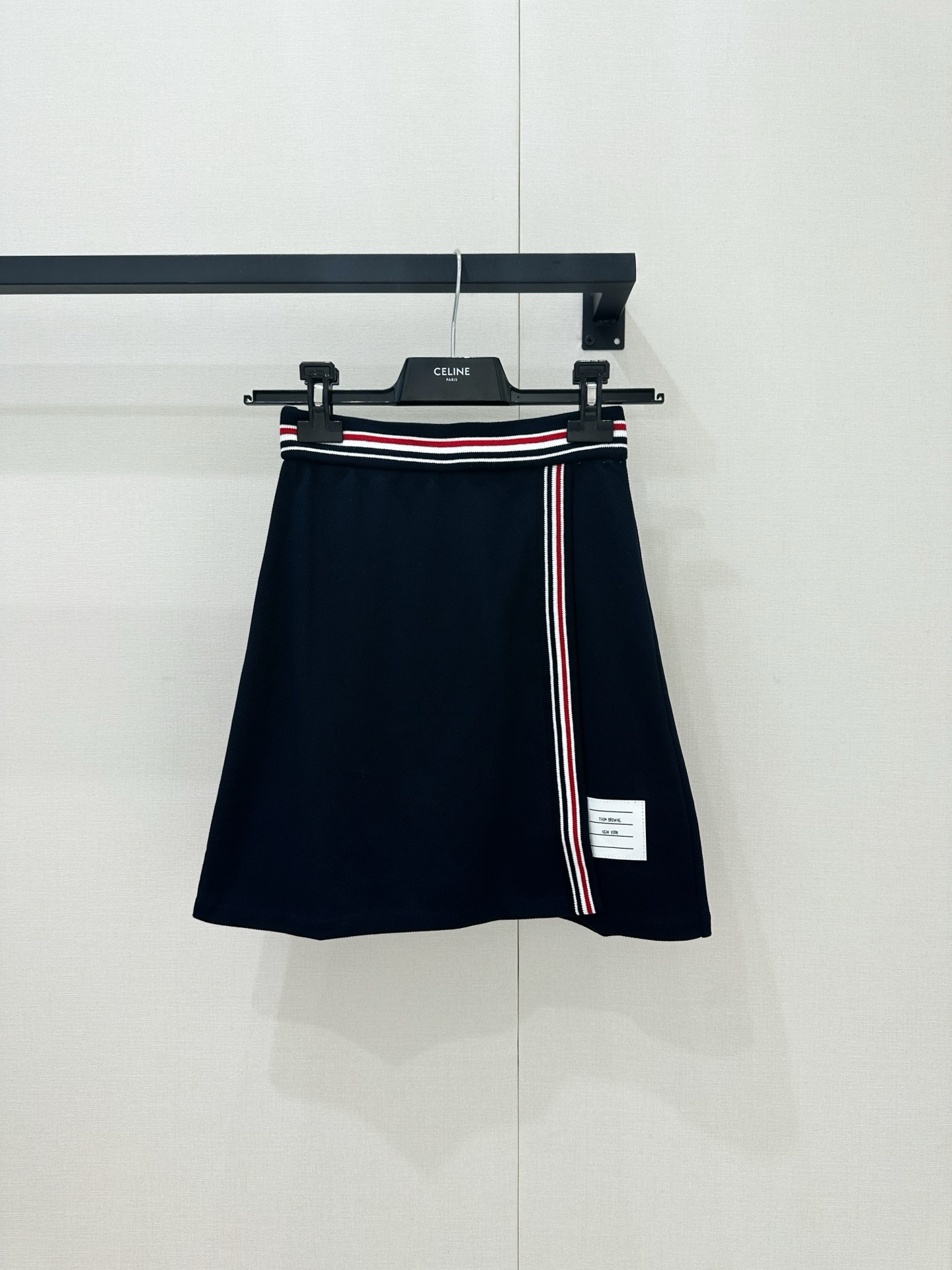 NO:869703,*26new contrasting color ribbon skirt is classic navy blue + red, white and blue ribbon, full of college style!  The piqué cotton material is light and breathable, super comfortable to wear in summer ~ Exclusively customized imported yb cotton material, full of details, irregular placket design, easy to get commuting or casual style. The brand's iconic contrasting stripes are highly recognizable, low-key and high-end, perfect for daily wear or dating!  1:1 Awesome version, the latest spring and summer items, look for the exclusive high version, in stock SML,,skirts,19860909*26new撞色织带半裙经典藏青色+红白蓝织带,学院风满满！珠地棉材质轻薄透气,夏天穿超舒服～独家定制进口yb棉材质,细节感十足,不规则开襟设计 轻松get通勤or休闲风品牌标志性撞色纹杠,辨识度超高,低调又高级,日常穿搭或约会都很出彩！1:1超赞版型,春夏最新单品 认准独家高版本 现货 SML,,skirts,,Women's clothing