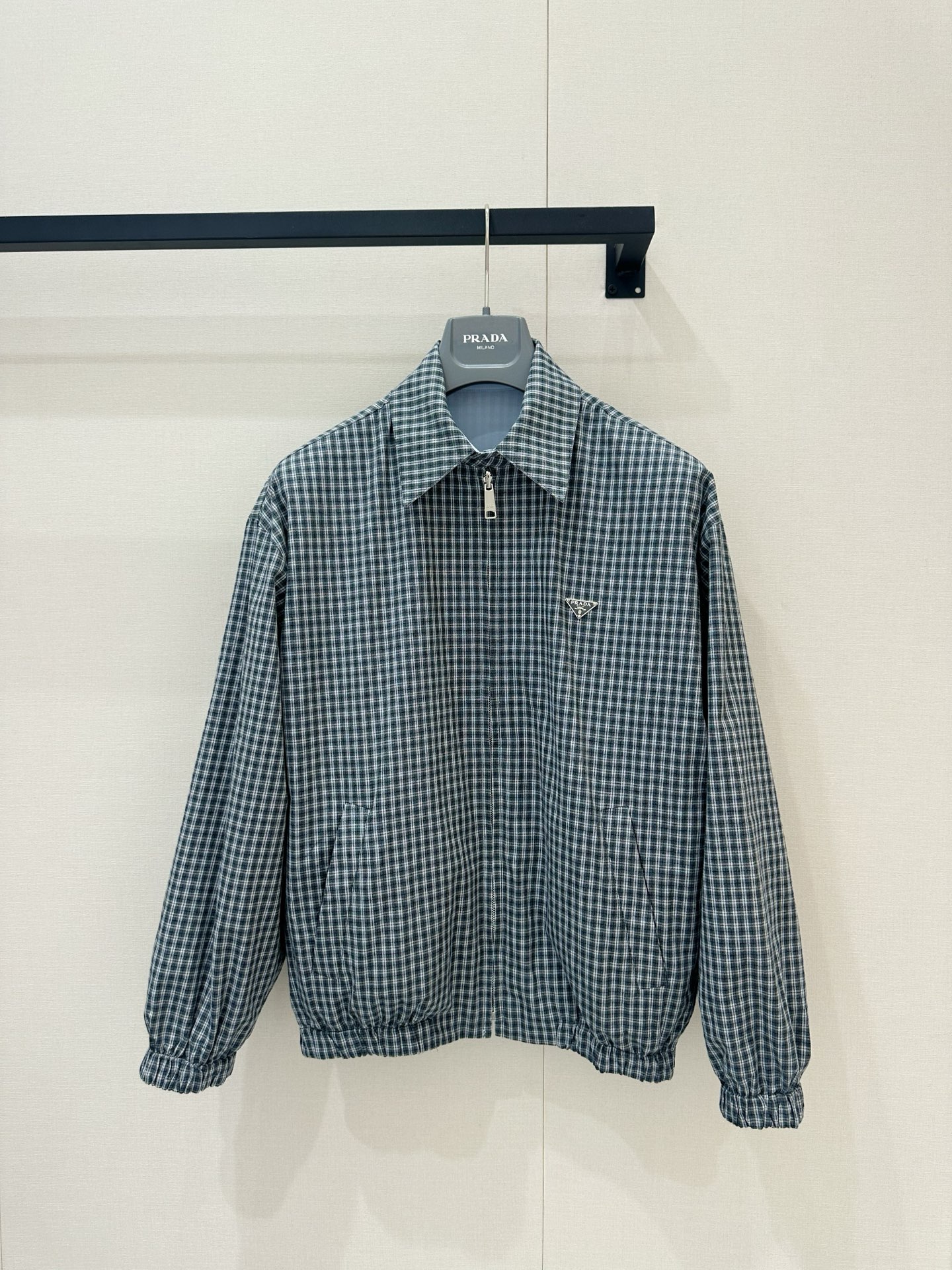 NO:870776,*26new double-sided plaid two-wear jacket♀ Classic plaid design inside, adding visual effect, loose silhouette, super relaxed feeling, classic light blue series, friendly to yellow and black leather, not picky about people or skin colors, close your eyes and enter the classic series~ Exclusively customized imported yb cotton and wool blend material, classic logo embellishment on both sides, light blue with blue plaid elements, casually match with floral skirt or simple inner wear, easily get the brand's unique high-end ootd!  1:1 awesome version, the latest spring and summer items, look out for the exclusive high version SML,,skirts,jackets & coats,jackets & coats,19860909*26new双面格纹两穿夹克外套♀ 内里经典格纹设计,增添视觉效果,宽松廓形超显松弛感经典浅蓝系对黄黑皮友好,不挑人不挑肤色经典系列闭眼入～独家定制进口yb棉羊毛混纺材质,两面都做经典徽标点缀,浅蓝搭配蓝格纹元素,随意搭配碎花裙或简约内搭,轻松get品牌独有的高级ootd！1:1超赞版型,春夏最新单品,认准独家高版本 SML,,skirts,jackets & coats,jackets & coats,,Women's clothing