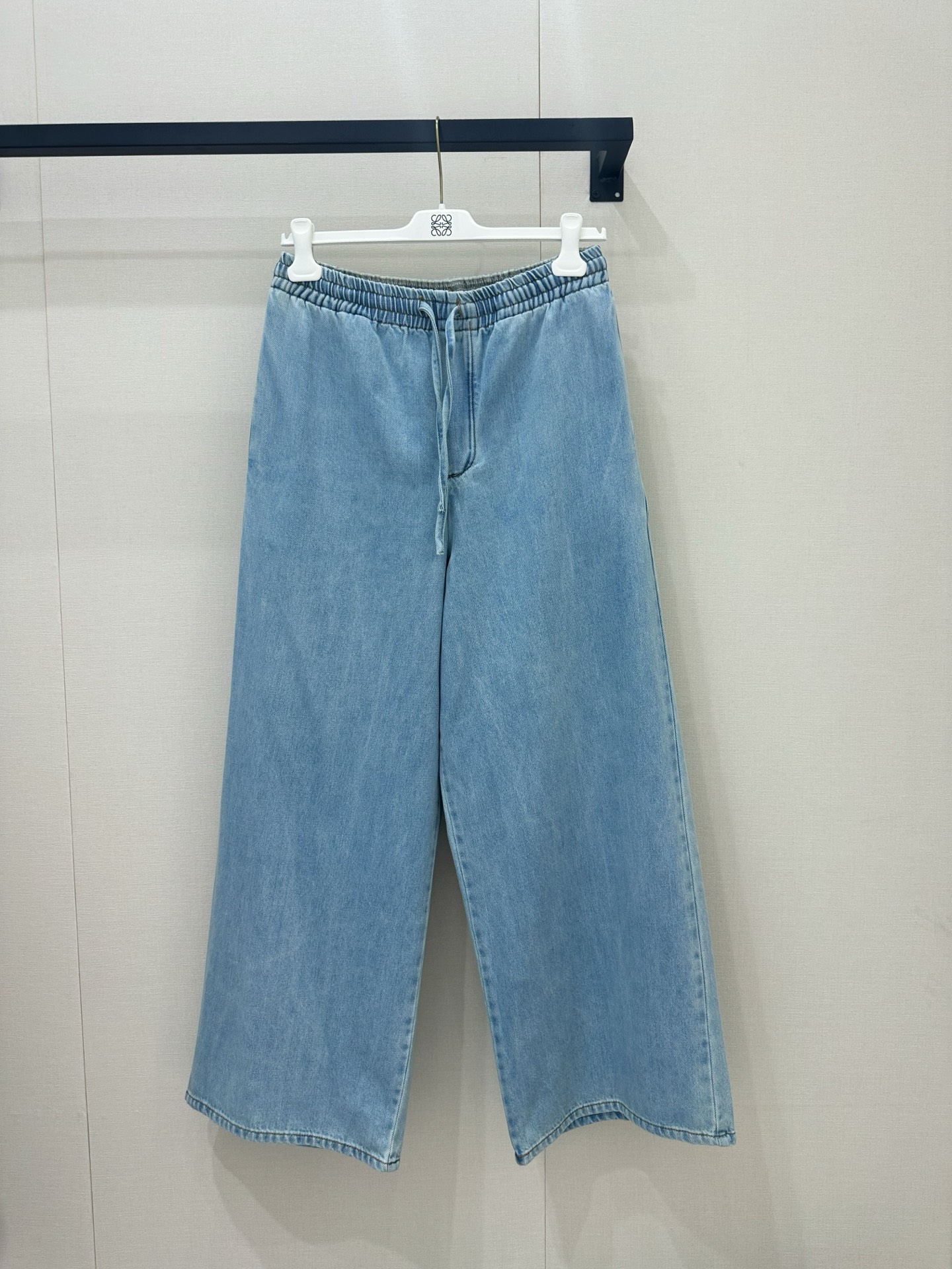 NO:870763,Exclusively launched by Loews, high-end original quality LW wear, elastic waist drawstring logo wide-leg jeans, hiding body fat, and can also be worn for daily commuting with a high-end sense of relaxation, pure cotton fabric, skin-friendly and breathable, super comfortable to wear in summer. Same style for men and women, gradient wash, versatile item, single color SML,, loewe, jeans,19860909Loews 独家首发,高端原单品质 LW穿搭,松紧腰抽绳logo阔腿牛仔裤,藏肉显瘦,日常通勤也能穿出高级松弛感,纯棉面料,亲肤透气,夏天穿超舒服 男女同款 渐变水洗 百搭单品,单色SML,,loewe,jeans,,Women's clothing