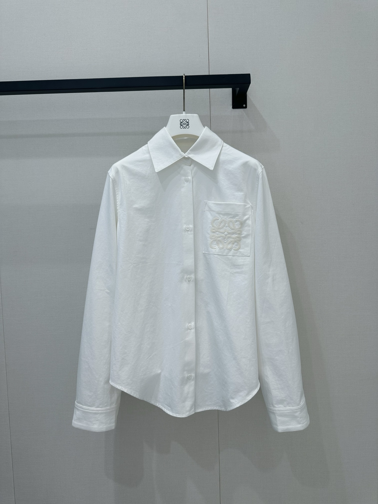 NO:870794,Loewe SS26 summer white shirt is super refreshing. Who knows!  This set is really the ceiling for lazy people to wear in summer. This white shirt from LOEWE knows how to relax. The low-key Anagram embroidery on the chest makes the details ecstatic [Laughing R] The loose version comes with a lazy filter. It is also perfect when worn alone as a sun protection garment ~ Paired with denim shorts + straw bag, it gives a refreshing holiday feel. Spot SML,, loewe, loewe, espadrilles, shorts, shirts,19860909Loewe 罗意威SS26夏日白衬衫超级清爽 谁懂啊！这套真的是夏日懒人穿搭天花板 LOEWE这件白衬衫太懂松弛感了,胸前低调的Anagram刺绣,细节控狂喜[偷笑R] 宽松的版型自带慵懒滤镜,单穿当防晒衣也绝了～ 搭配牛仔短裤+草编包,清清爽爽的度假感现货SML,,loewe,loewe,espadrilles,shorts,shirts,,Women's clothing