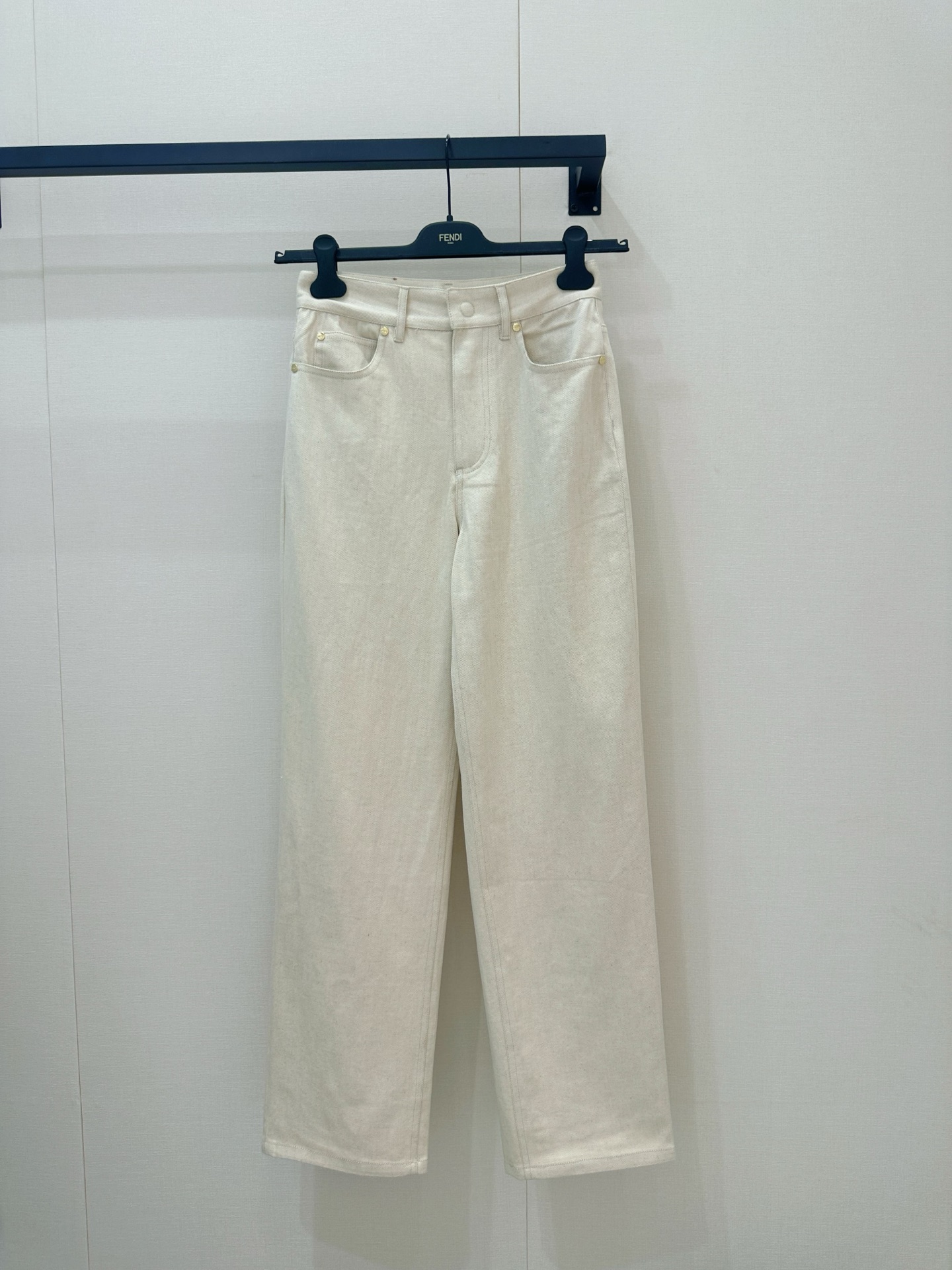 NO:870721,*26new oatmeal color straight-leg jeans with low saturation and super white color, friendly to yellow skin!  Lined with contrasting FF presbyopia, the details are fully customized and imported yb cotton material, the back waist is decorated with double F sheepskin leather brand, low-key yet recognizable, soft denim material, neat tailoring, super layered cuff design, paired with same-color trousers or bright-colored accessories, you can easily get a high-end sense of relaxation, suitable for commuting, dating, and shopping, practical and fashionable!  1:1 awesome version, the latest spring and summer items, look out for exclusive high-end versions in stock SML, jeans, sheepskin,19860909*26new燕麦色直筒牛仔裤低饱和度色调超显白,黄皮友好！内衬撞色FF老花,细节满分独家定制进口yb棉材质,后腰饰以双F羊皮皮牌点缀,低调不失辨识度,柔软牛仔材质,剪裁利落,翻袖口设计超有层次感,搭配同色系裤装或亮色配饰,轻松get高级松弛感,通勤、约会、逛街都很适合,实用又时髦！1:1超赞版型,春夏最新单品,认准独家高版本 现货 SML,,jeans,sheepskin,,Women's clothing
