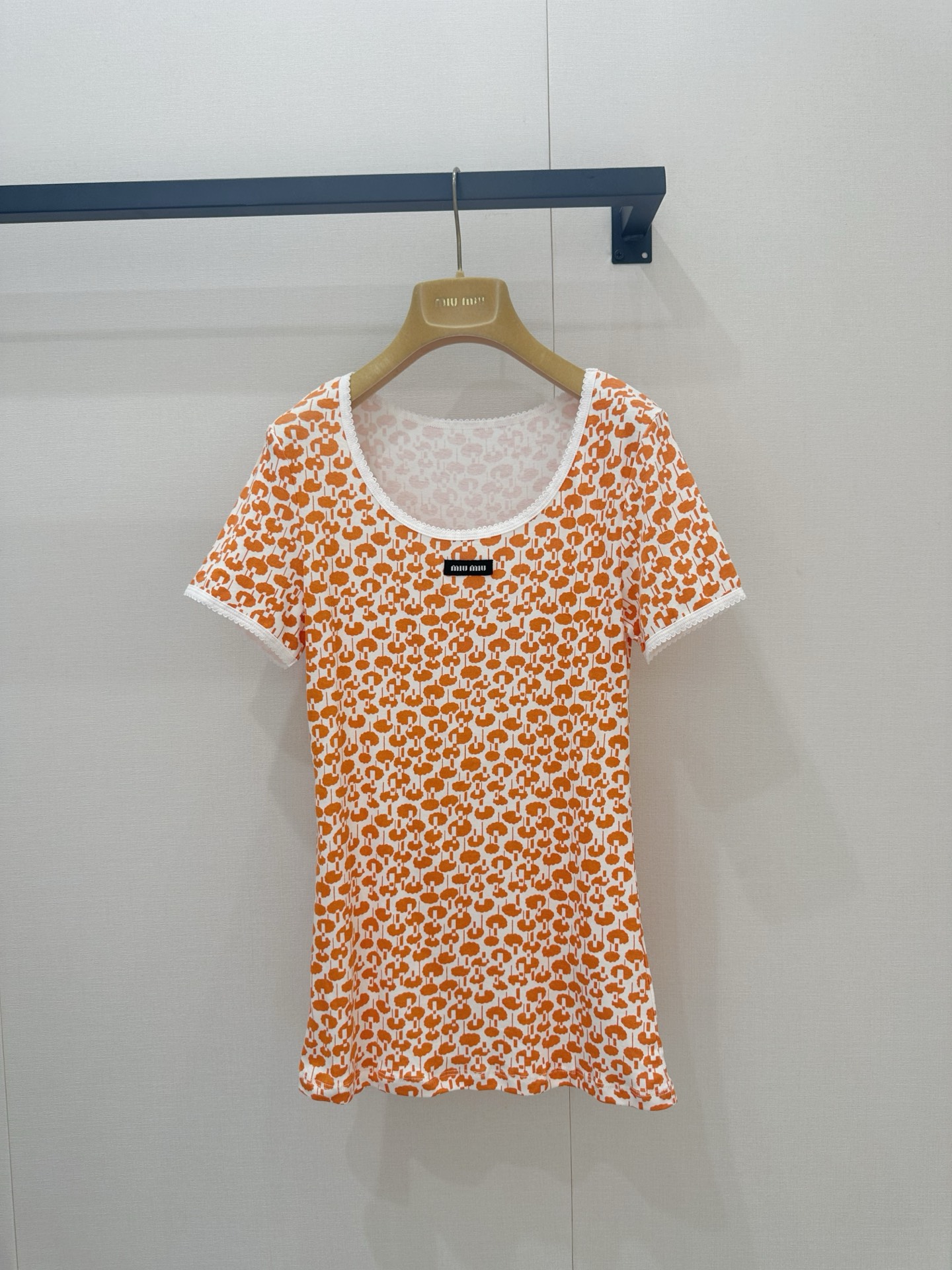 NO:870730,26 spring and summer new products  Miu's orange-toned all-over printed short sleeves feature the brand's logo pattern on the body, giving it a sweet but not greasy girly vibe. The round neck is paired with lace to outline soft lines, and the woven label on the chest highlights the brand's heritage. The slim fit fits the body shape, outlines the waist curve, and is skin-friendly.  The material combines comfort and texture. Pair it with skirts or jeans for daily use, and you can easily balance the retro sweet girl with exquisite daily life. It is a dazzling item in the wardrobe. Available in stock smL, miumiu, skirts, jeans, T-shirt,1986090926春夏新品 Miu家橘调满印短袖,将品牌标识化图案铺陈于衣身,自带甜而不腻的少女氛围.大圆领搭配蕾丝包边,勾勒柔和线条,胸口织唛点明品牌底蕴.修身版型贴合身形,勾勒腰肢曲线,亲肤面料兼顾舒适与质感.日常搭配半裙或牛仔裤,轻松拿捏复古甜妹与精致日常的平衡,是衣橱里的亮眼单品.现货出售smL,,miumiu,skirts,jeans,T-shirt,,Women's clothing