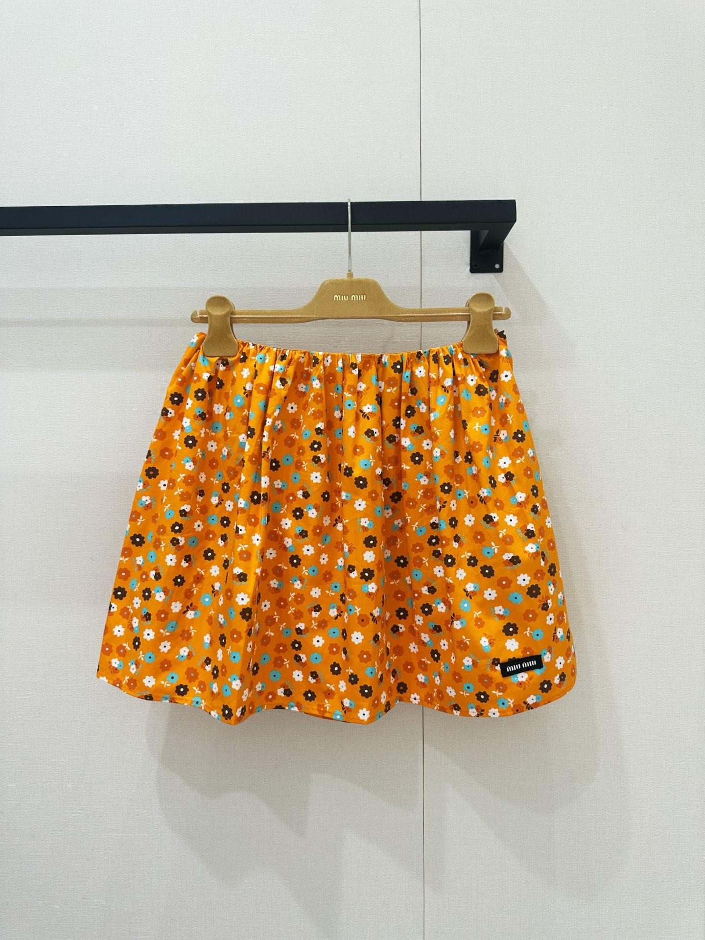 NO:870737,26 new spring and summer products Miu style vitality orange floral A-line short skirt to wear the freshness of spring on the body. The bright orange bottom is matched with small contrasting floral flowers, giving it a retro sweet girl atmosphere. The elastic waist is A-shaped, which is great for all waist types. It can easily hide the flesh of the crotch. The brand woven label on the side is low-key, and the details highlight the girlish feeling. The short skirt is long and the waistline is high, and it is full of vitality when paired with a white T and a sweater.  The refreshing fabric is draped and stylish. It is suitable for layering and wearing alone in spring and summer. It is easy to create a variety of styles. Ready for sale smL,, miumiu, skirts,1986090926春夏新品 Miu风元气橙碎花A字短裙 把春日的鲜活穿在身上 明艳橘底搭配撞色小碎花,自带复古甜妹氛围 松紧腰A字形,对各种腰型都超好,轻松藏住胯部肉肉侧边品牌织标低调点题,细节处彰显少女感 短款裙长拉高腰线,搭配白T、针织衫都是元气满满 清爽面料垂坠有型,春夏叠穿单穿都适配,轻松打造多种风格现货出售smL,,miumiu,skirts,,Women's clothing