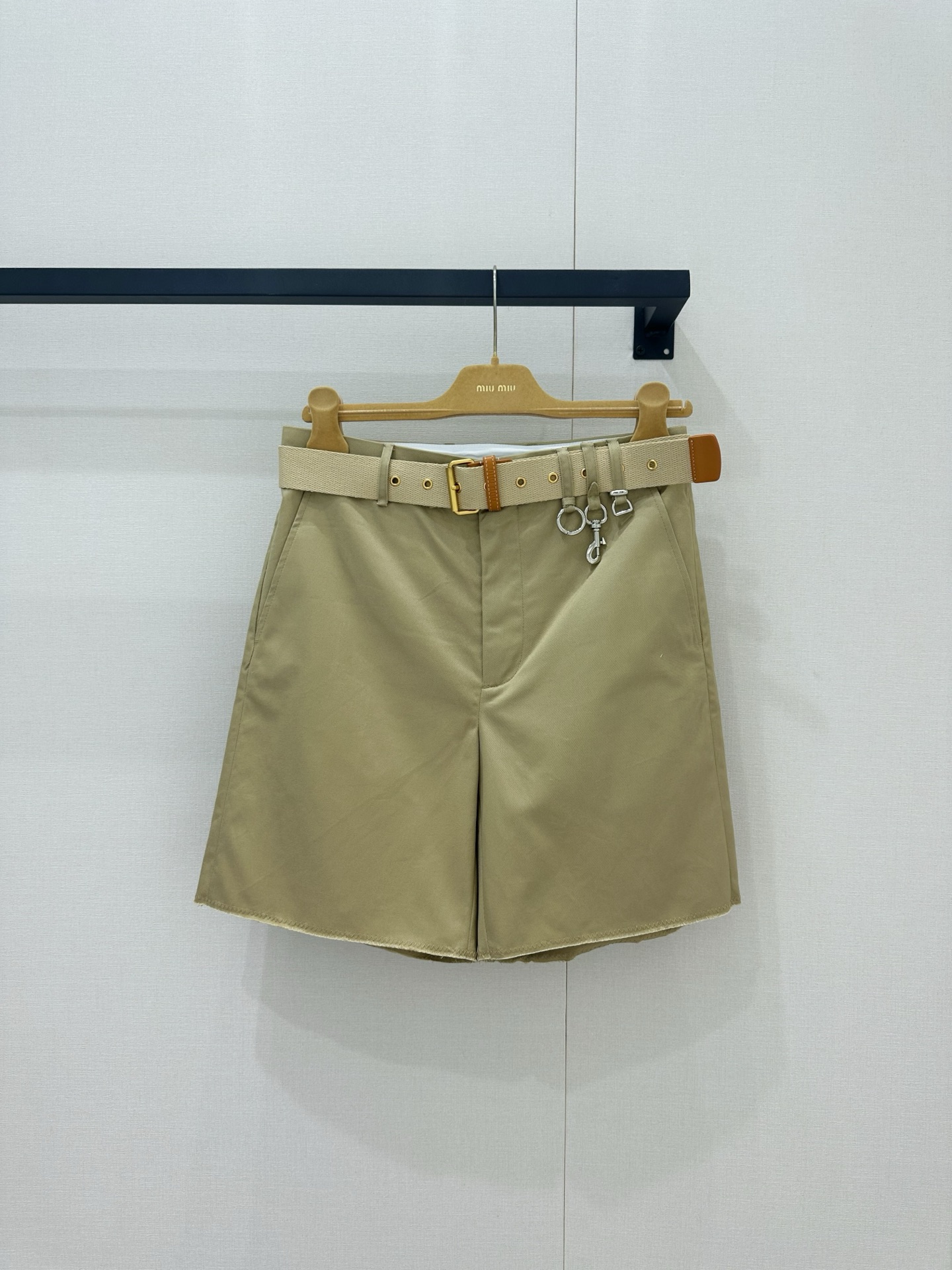 NO:870753,Miu Miu 26’s latest khaki trousers Miu  Miu chose to add a metal buckle design to the waist, instantly injecting a sweet and cool punk atmosphere, and perfectly grasping the contradiction between rebellious and well-behaved. The low-key logo embroidery on the back is the kind of advanced code that people who know it will naturally understand.  It is a perfect early autumn retro suit; worn alone with a white T-shirt or small leather shoes, it gives a fresh and bright Y2K girl look. These pants really have the right balance between fashion and practical wear,,miumiu,tees,t-shirt,19860909Miu Miu 26最新款的这条卡其色五分裤 Miu Miu偏偏要在腰侧加上金属扣环的设计,瞬间注入了甜酷的朋克气息,把那种叛逆又乖巧的矛盾感拿捏得死死的.后面低调的Logo刺绣,是那种懂的人自然懂的高级暗号简直就是完美的早秋复古套装；单穿配个白T恤或小皮鞋,又是一番清新明亮的Y2K少女模样,这条裤子真的是把时髦和实穿平衡得刚刚好,,miumiu,tees，t-shirt,,Women's clothing