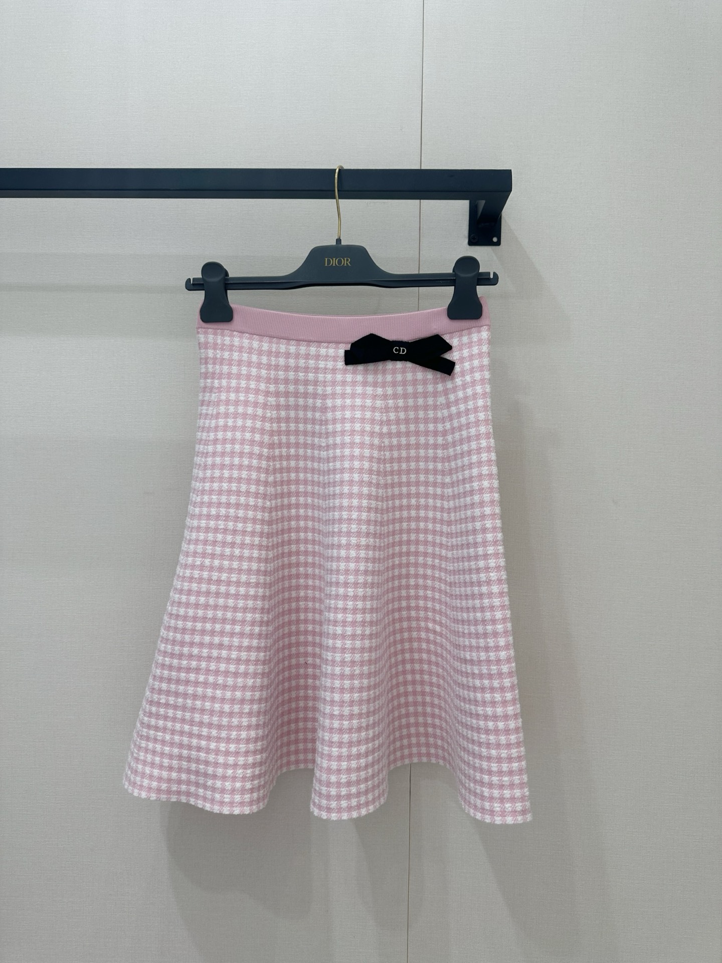 NO:871787,*26new Sakura pink bow houndstooth suit uses retro plaid elements as the main tone to create an outfit that combines fashion and retro atmosphere. The body is made of fine knitting technology, and the plaid pattern is clear and three-dimensional, full of texture!  Exclusively customized imported yb cotton blended material, the neckline is decorated with three-dimensional bow decorations of the same color, and the classic brand letter logo embellishment adds a sweet and smart girly feel to the whole, showing French elegance!  1:1 awesome version, the latest spring and summer items, look for the exclusive high version, SML,,19860909*26new樱花粉蝴蝶结千鸟格套装 以复古格纹元素为主调,打造出兼具时尚感与复古氛围的穿搭效果.衣身采用细腻针织工艺,格纹图案清晰立体,质感十足！独家定制进口yb棉混纺材质,领口处点缀同色系立体蝴蝶结装饰,经典品牌字母徽标点缀为整体增添了甜美灵动的少女感,尽显法式优雅！1:1超赞版型,春夏最新单品,认准独家高版本,SML,,,Women's clothing