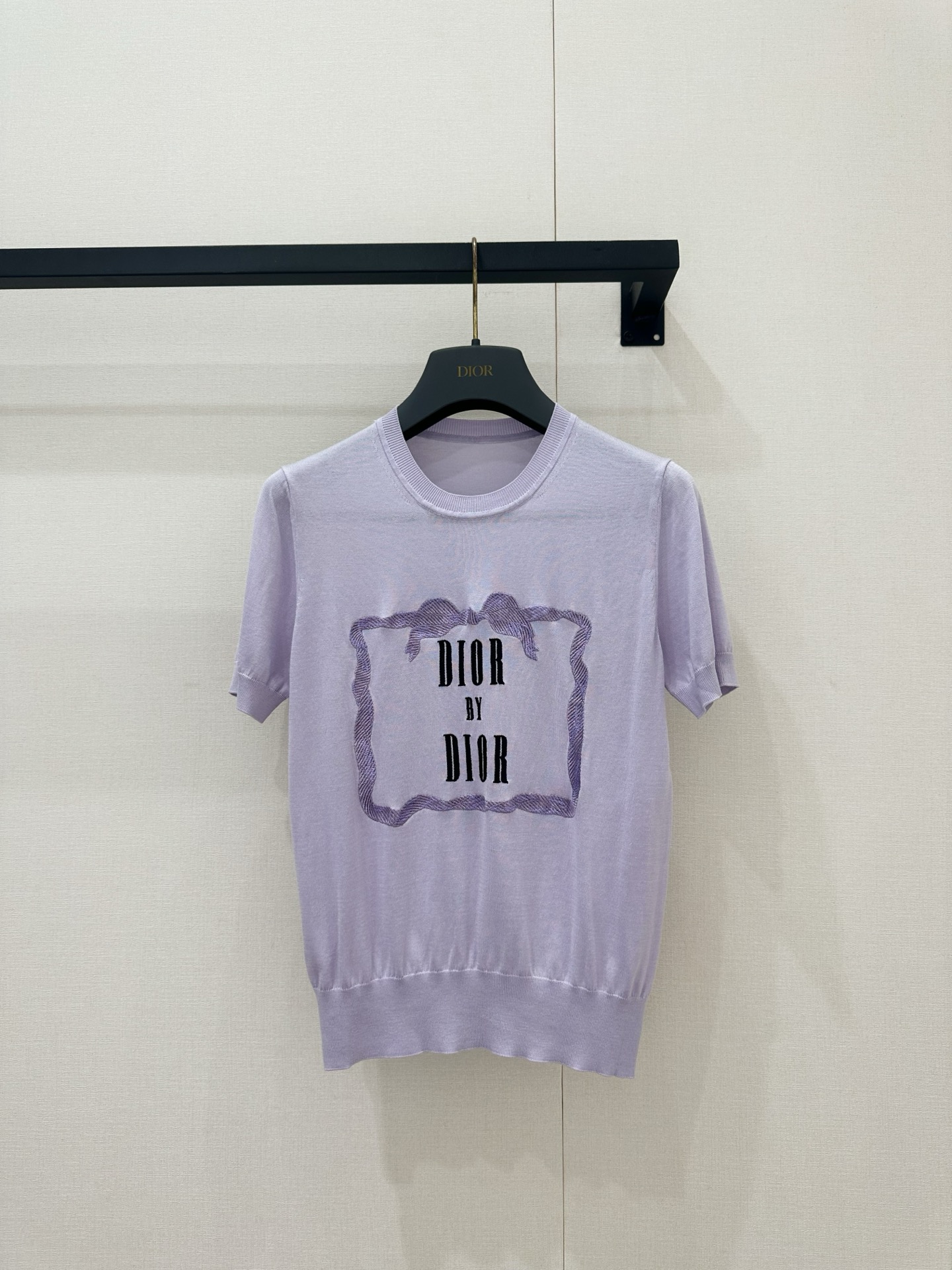 NO:871796,*26new taro purple letter embroidery round neck knitted short-sleeves are made of delicate taro purple to outline a gentle background. Black letter embroidery is paired with a lace-textured embroidery border, which cleverly combines French retro and modern sophistication ~ a perfect combination of age reduction and sophistication!  Exclusively customized and imported yb mulberry silk material, the shoulder-length silhouette is lazy and casual. It can be paired with jeans to create a relaxed feel for everyday use, or it can be combined with a satin skirt to create an elegant commuting look. It is a versatile choice to enhance your temperament in the early spring wardrobe!  1:1 Awesome version, the latest spring and summer items, look for exclusive high-end versions in stock SML, skirts, jeans, T-shirts,19860909*26new香芋紫字母刺绣圆领针织短袖整体以精致的香芋紫色勾勒温柔底色,黑色字母刺绣搭配蕾丝质感的刺绣边框,将法式复古与现代精致巧妙融合～减龄与精致完美兼具！独家定制进口yb桑蚕丝材质,正肩收身版型慵懒随性,既能搭配牛仔裤打造松弛感日常,也能与缎面半裙组合出优雅通勤造型,是早春衣橱里提升气质的百搭之选！1:1超赞版型,春夏最新单品,认准独家高版本 现货 SML,,skirts,jeans,T-shirt,,Women's clothing