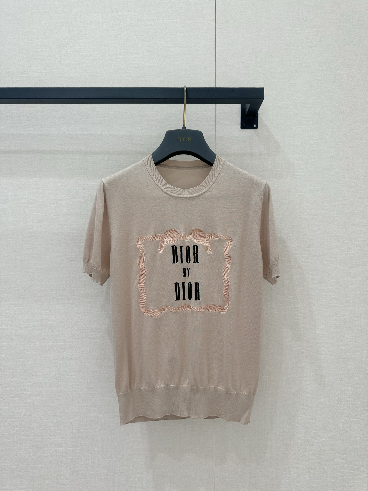 NO:871805,*26new Nude pink letter embroidery round neck knitted short-sleeve is made of low-saturated light nude pink to outline a gentle background. The black letter embroidery is paired with a light golden brown border with lace texture. It cleverly combines French retro and modern sophistication ~ the perfect combination of age reduction and sophistication!  Exclusively customized and imported yb mulberry silk material, the shoulder-length silhouette is lazy and casual. It can be paired with jeans to create a relaxed feel for everyday use, or it can be combined with a satin skirt to create an elegant commuting look. It is a versatile choice to enhance your temperament in the early spring wardrobe!  1:1 Awesome version, the latest spring and summer items, look for exclusive high-end versions in stock SML, skirts, jeans, T-shirts,19860909*26new裸粉字母刺绣圆领针织短袖整体以低饱和浅裸粉勾勒温柔底色,黑色字母刺绣搭配蕾丝质感的浅金棕边框,将法式复古与现代精致巧妙融合～减龄与精致完美兼具！独家定制进口yb桑蚕丝材质,正肩收身版型慵懒随性,既能搭配牛仔裤打造松弛感日常,也能与缎面半裙组合出优雅通勤造型,是早春衣橱里提升气质的百搭之选！1:1超赞版型,春夏最新单品,认准独家高版本 现货 SML,,skirts,jeans,T-shirt,,Women's clothing