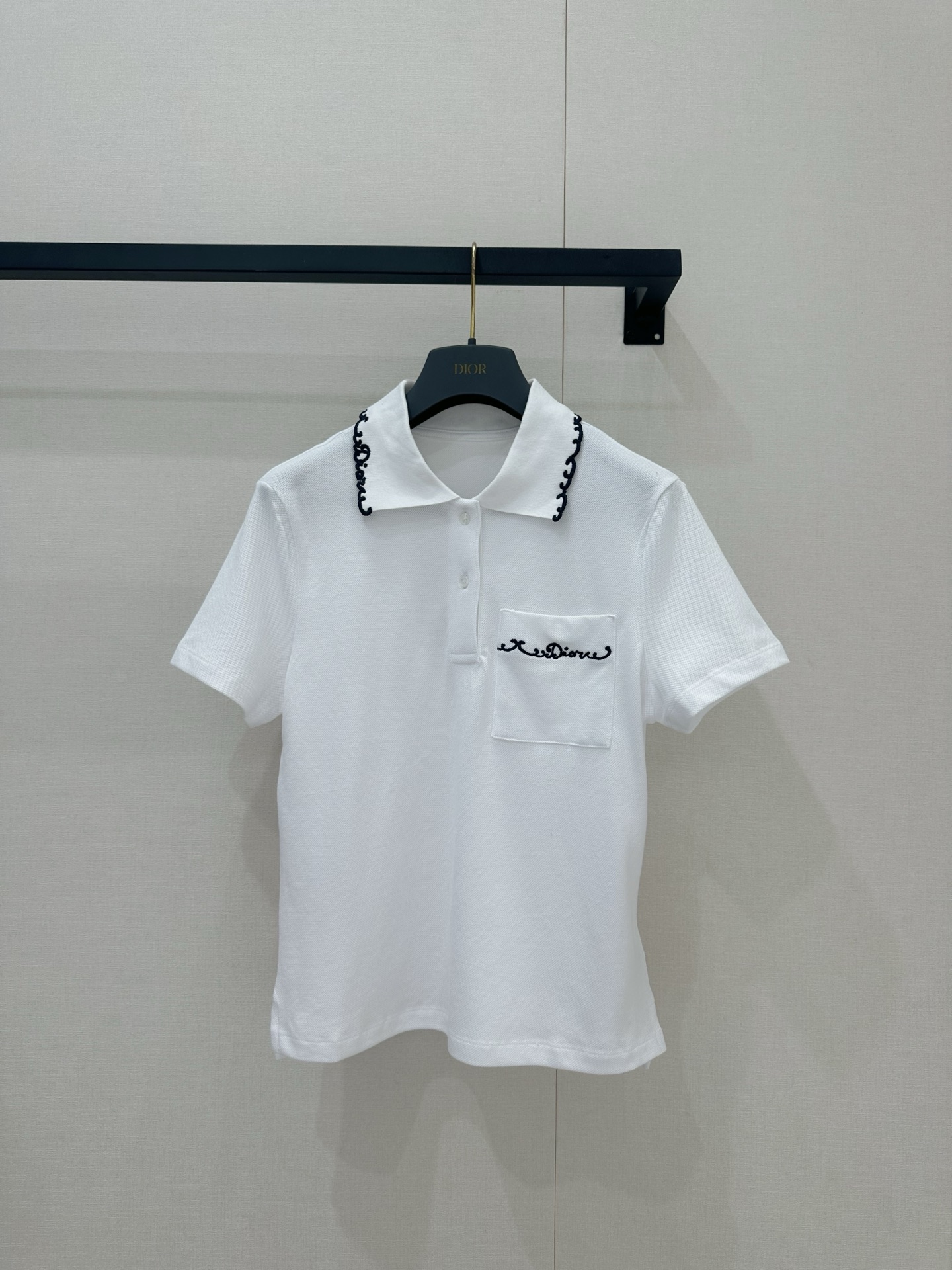 NO:871814,*26new White Polo short sleeves with embroidered letters, classic lapel design, artistic letter embroidered logo pattern on the chest pocket, simple and advanced exclusive custom-made imported yb cotton material, pique cotton material is very suitable for summer wear, slit details at the hem, very design sense. It can be easily controlled whether it is commuting, casual or college style, and it looks great with skirts or overalls. It is a must-have and versatile item in the wardrobe!  1:1 Awesome version, the latest spring and summer items, look for exclusive high-end versions in stock SML, skirts, T-shirts,19860909*26new刺绣字母白色Polo短袖 经典翻领设计,胸前口袋艺术字母刺绣Logo图案,简约又高级独家定制进口yb棉材质,珠地棉材质超适合夏季穿着,下摆开叉细节,很有设计感.无论通勤、休闲还是学院风都能轻松驾驭,搭配半裙或工装裤都很出彩,是衣橱必备百搭单品！1:1超赞版型,春夏最新单品,认准独家高版本 现货 SML,,skirts,T-shirt,,Women's clothing