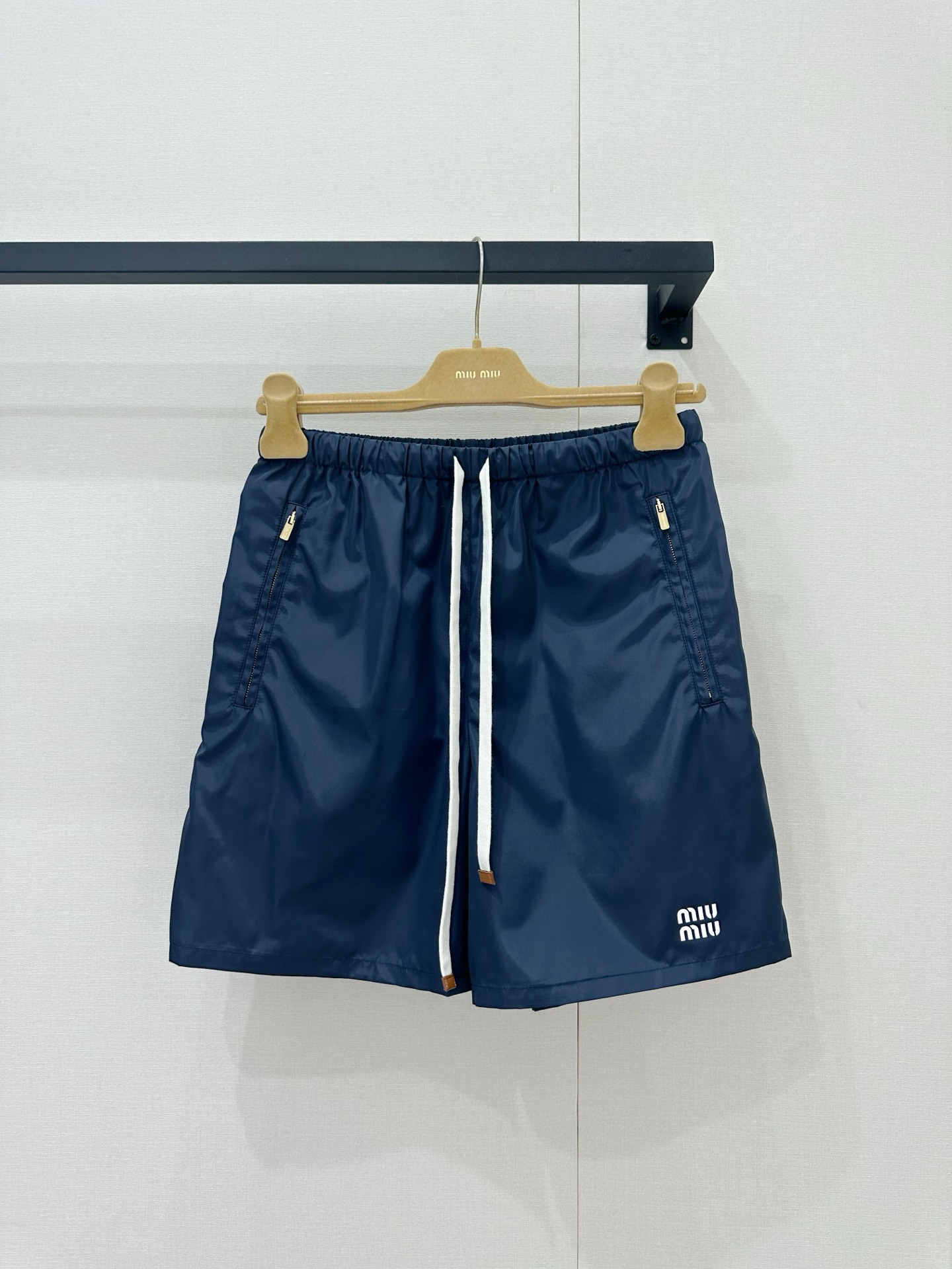 NO:871747,*26new leather drawstring nylon letter shorts, simple and elegant design, classic three-dimensional brand letter leather label design on the legs, full of recognition, exclusively customized imported yb nylon material, contrasting leather laces at the waist, loose version is super friendly to the body tolerance, loose cut, free movement, suitable for daily leisure or vacation. Easily get a youthful look and wear 1:1 awesome version, the latest spring and summer items, look for the exclusive high version SML,, shorts,19860909*26new皮抽绳尼龙字母短裤 简约大气的设计,裤腿经典立体品牌字母皮标设计,辨识度满分独家定制进口yb尼龙材质,腰间撞色皮革系绳,宽松版型对身材包容度超友好,宽松剪裁,活动自如,日常休闲或度假都很适合.轻松get少年感穿搭1:1超赞版型,春夏最新单品,认准独家高版本 SML,,shorts,,Women's clothing