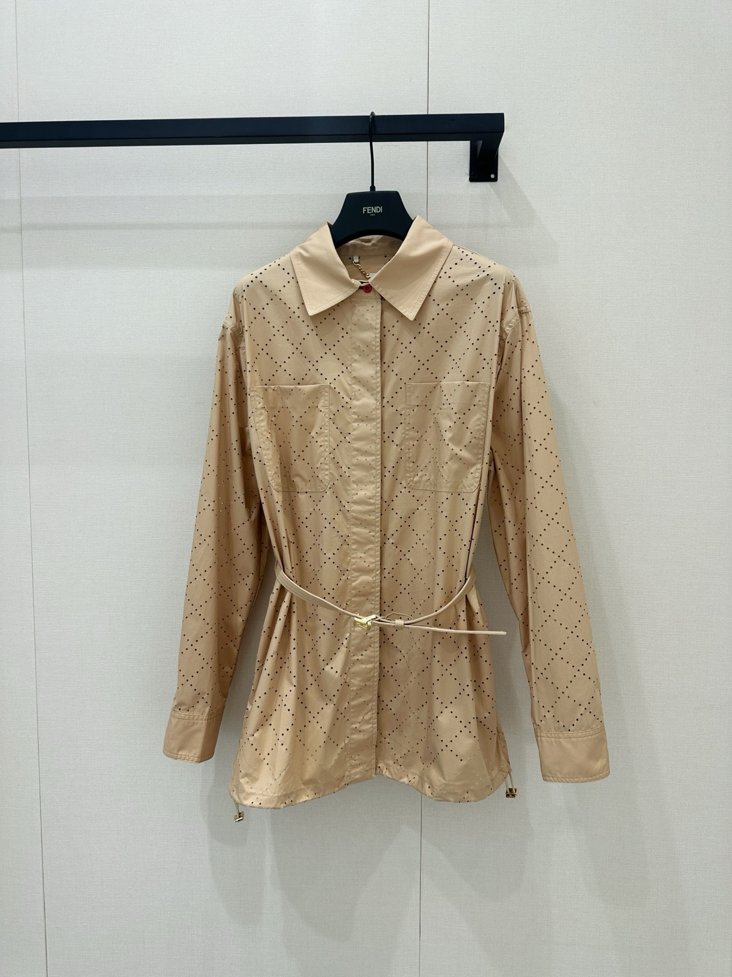 NO:874438,*26new Apricot hollow shirt jacket with rhombus hollow design and ultra-detailed waist. The waist belt of the same color is adjustable. You can easily switch between waist-cinching or windbreaker styles. It is refreshing and neat when paired with shorts. It is very suitable for commuting and vacation!  Exclusively customized imported yb cotton material, the waist belt is embellished with double F letter logo, low-key yet recognizable, and the mother-of-pearl buckle is made with brand letter engraving technology, full of details!  The low-saturated apricot color is white and high-end, full of quiet luxury. Pair it with a straw bag or thick-soled sandals, and you can easily get a lazy and exquisite summer look ~ 1:1 awesome version, the latest spring and summer items, look for the exclusive high version. In stock SML,, espadrilles, shorts, jackets & coats, shirts,19860909*26new杏色镂空衬衫外套菱格镂空设计超有细节感腰间同色腰带可调节,轻松切换收腰or风衣穿法,搭配短裤清爽利落,通勤度假都很适合！独家定制进口yb棉材质,腰间皮带双F字母logo点缀,低调又不失辨识度,贝母扣做品牌字母刻字工艺,细节感十足！低饱和杏色显白又高级,静奢风满满,搭配草编包或厚底凉拖,轻松get慵懒精致夏日look～1:1超赞版型,春夏最新单品,认准独家高版本 现货 SML,,espadrilles,shorts,jackets & coats,shirts,,Women's clothing