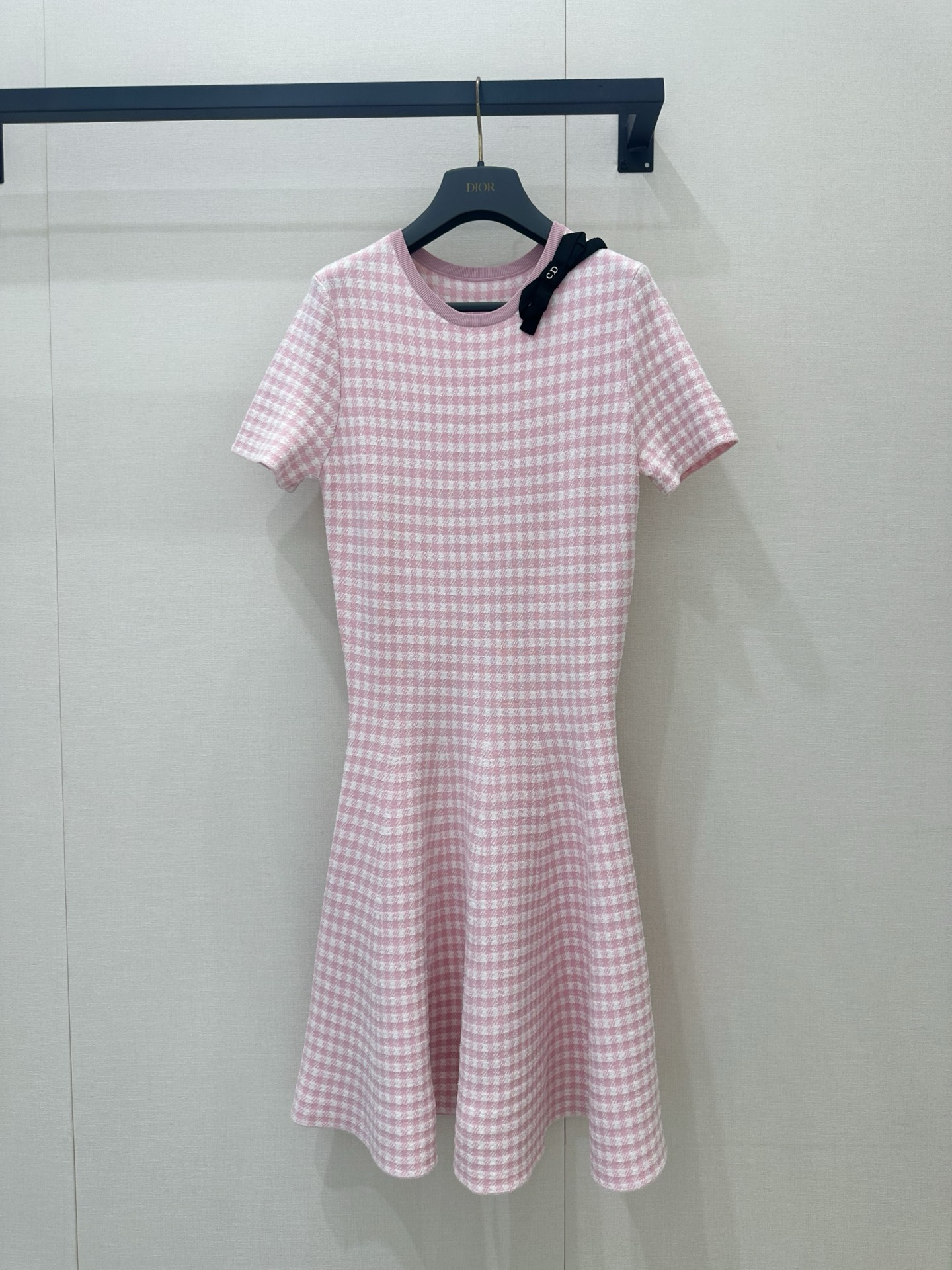 NO:874445,*26new Cherry Blossom Pink Bow Houndstooth Dress uses retro plaid elements as the main theme to create a fashionable and retro atmosphere. The body is made of fine knitting technology, and the plaid pattern is clear and three-dimensional, full of texture!  Exclusively customized imported yb cotton blended material, the neckline is decorated with three-dimensional bow decorations of the same color, and the classic brand letter logo embellishment adds a sweet and smart girly feel to the whole, showing French elegance!  1:1 awesome version, the latest spring and summer items, look out for the exclusive high version, SML,,skirts,19860909*26new樱花粉蝴蝶结千鸟格连衣裙以复古格纹元素为主调,打造出兼具时尚感与复古氛围的穿搭效果.衣身采用细腻针织工艺,格纹图案清晰立体,质感十足！独家定制进口yb棉混纺材质,领口处点缀同色系立体蝴蝶结装饰,经典品牌字母徽标点缀为整体增添了甜美灵动的少女感,尽显法式优雅！1:1超赞版型,春夏最新单品,认准独家高版本,SML,,skirts,,Women's clothing