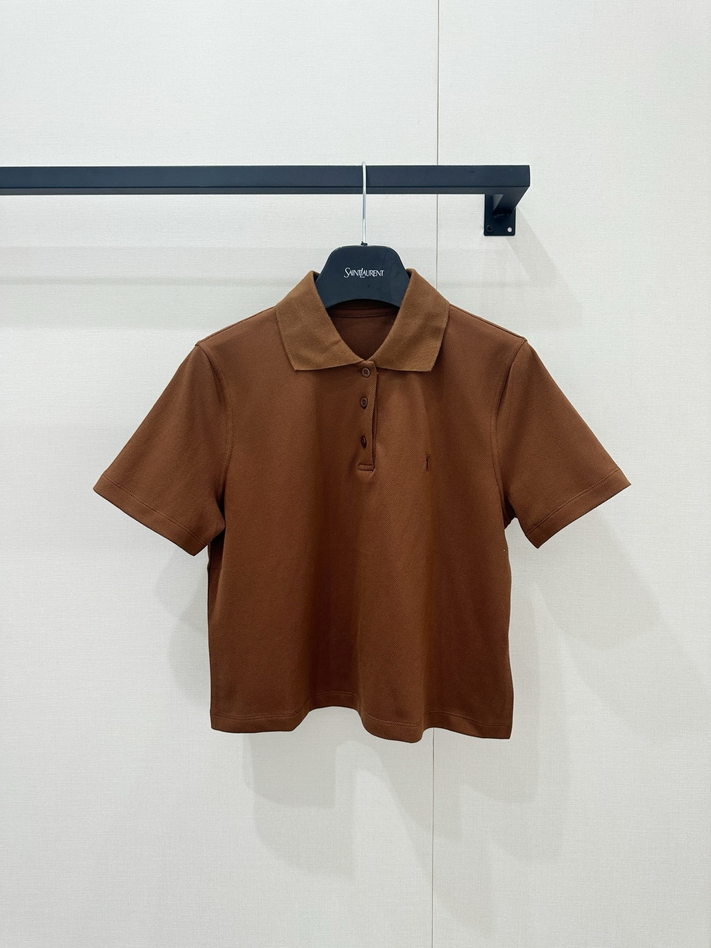 NO:874459,*26new embroidered small label lapel short-sleeved Polo seems to have French laziness welded to the body~ The caramel brown is like freshly cooked toffee in autumn, the classic lapel + customized buttons lock in the high-end texture, the small logo on the chest is low-key and eye-catching~ Exclusively customized imported yb cotton material, the skin is as soft as a cloud, breathable and not sweaty. Wear it alone with jeans for casual outing, layer it with a suit/vest and it will instantly become a workplace style  This summer, let a sense of relaxation and luxury coexist. Wear it and even the wind becomes gentle!  1:1 awesome version, the latest spring and summer items, look out for the exclusive high version SML, jeans, T-shirt, business suit,19860909*26new刺绣小标翻领短袖Polo仿佛把法式慵懒焊在身上～焦糖棕像秋日里刚煮好的太妃糖经典翻领+定制纽扣锁住高级质感,胸口小logo低调又点睛～独家定制进口yb棉材质,贴身穿是云朵般的柔软,透气不闷汗,单穿配牛仔裤随性出街,叠穿西装/马甲又秒变职场气质派 这个夏天,让松弛感与高级感并存,穿上它,连风都变得温柔起来呀！1:1超赞版型 春夏最新单品 认准独家高版本 SML,,jeans,T-shirt,business suit,,Women's clothing