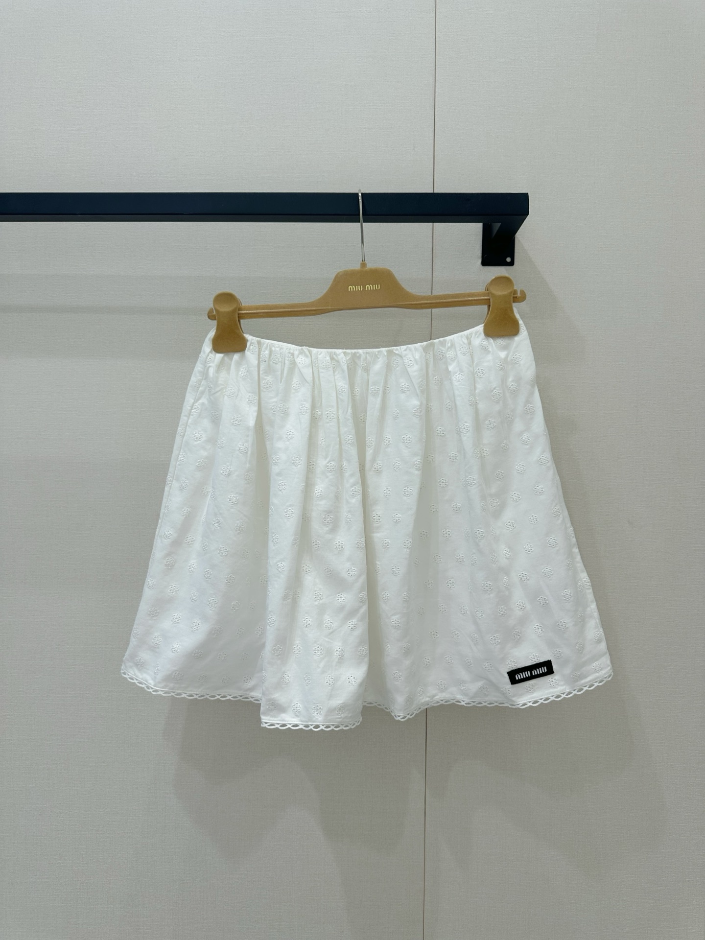 NO:874465,*26new hollow pattern embroidery lace skirt, exquisite hollow pattern embroidery and lace craftsmanship, the details are super perfect!  The upper body is sweet and elegant, and the unique girly look of the miu series is unmistakable with your eyes closed ~ Exclusively customized imported yb cotton and linen blended material, the three-dimensional tailoring upper body modifies the waistline and slims the leg line proportions, the fluffy skirt makes it more playful, and the skirt is embellished with classic brand logos, and the luxurious atmosphere cannot be hidden!  Simple matching can easily present a gentle atmosphere ~ 1:1 awesome version. The latest spring and summer items. Look for the exclusive high version SML,, miumiu, skirts,19860909*26new镂空花纹刺绣蕾丝花边短裙精致的镂空花纹刺绣与蕾丝花边工艺,细节处理超完美！上身甜美又优雅,miu系独有的少女感闭眼入不出错～独家定制进口yb棉麻混纺材质,立体剪裁版型上身修饰腰线纤细拉高腿部线条比例,蓬松裙摆更显俏皮感,裙摆经典品牌徽标点缀,奢华气息藏不住！简意搭配都能将温柔氛围感轻松呈现～1:1超赞版型 春夏最新单品 认准独家高版本 SML,,miumiu,skirts,,Women's clothing