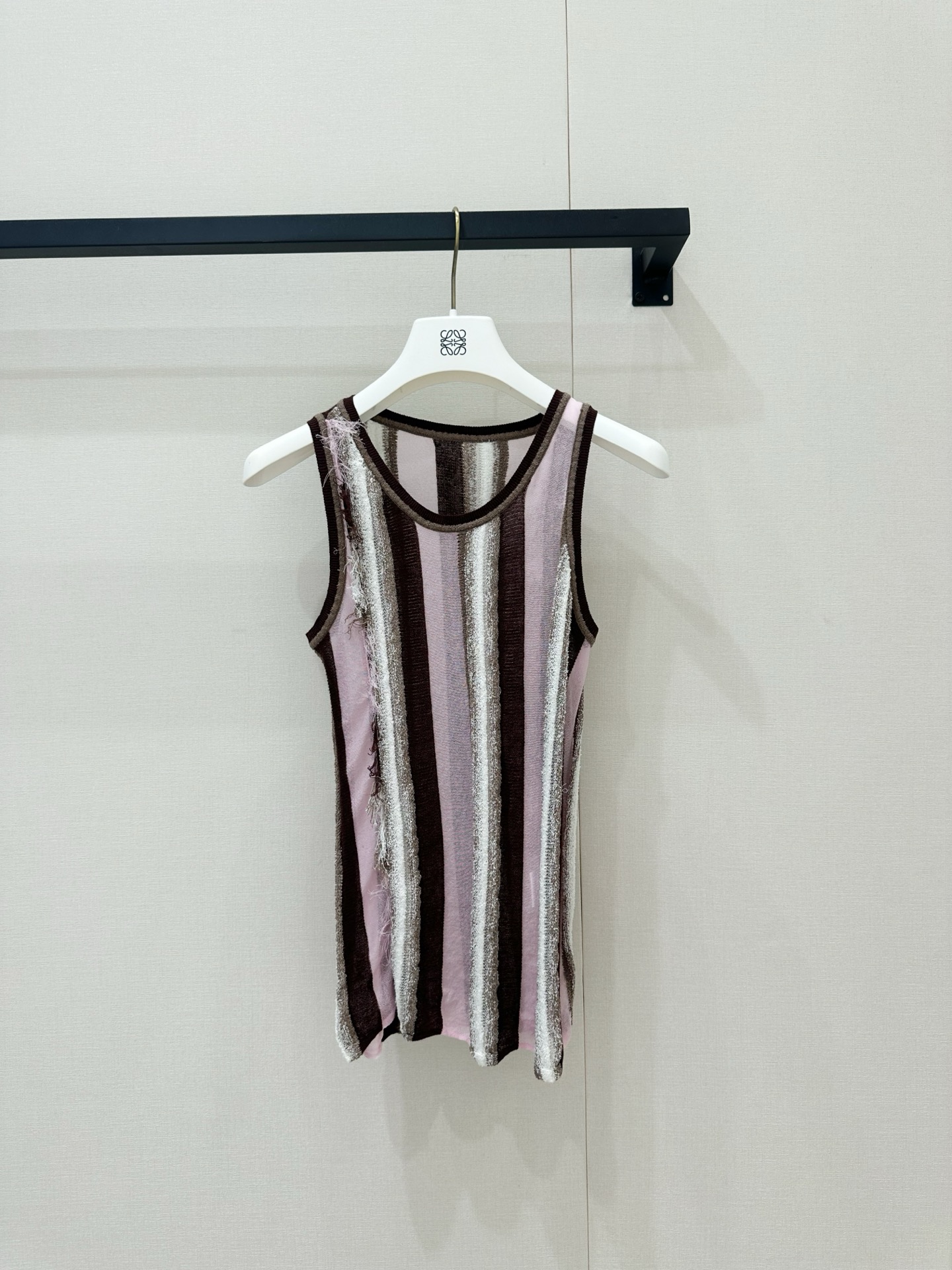 NO:874476,LOE*26 new spring and summer series striped vest, limited to summer, made of light knitted material, comfortable and breathable to wear. The stripes are energetic and elegant, and the raw edge design is super personalized. It has an urban resort style and looks great when paired with high-waisted pants or skirts. It can easily create a relaxed summer outfit!  Spot SML,,loewe,skirts,19860909LOE*26春夏新款系列条纹背心,夏日限定,轻薄针织材质,穿着舒适透气.条纹活力又优雅,边缘毛边设计超有个性.都市度假风,搭配高腰裤或裙装都很出彩,轻松打造夏日松弛感穿搭！现货SML,,loewe,skirts,,Women's clothing