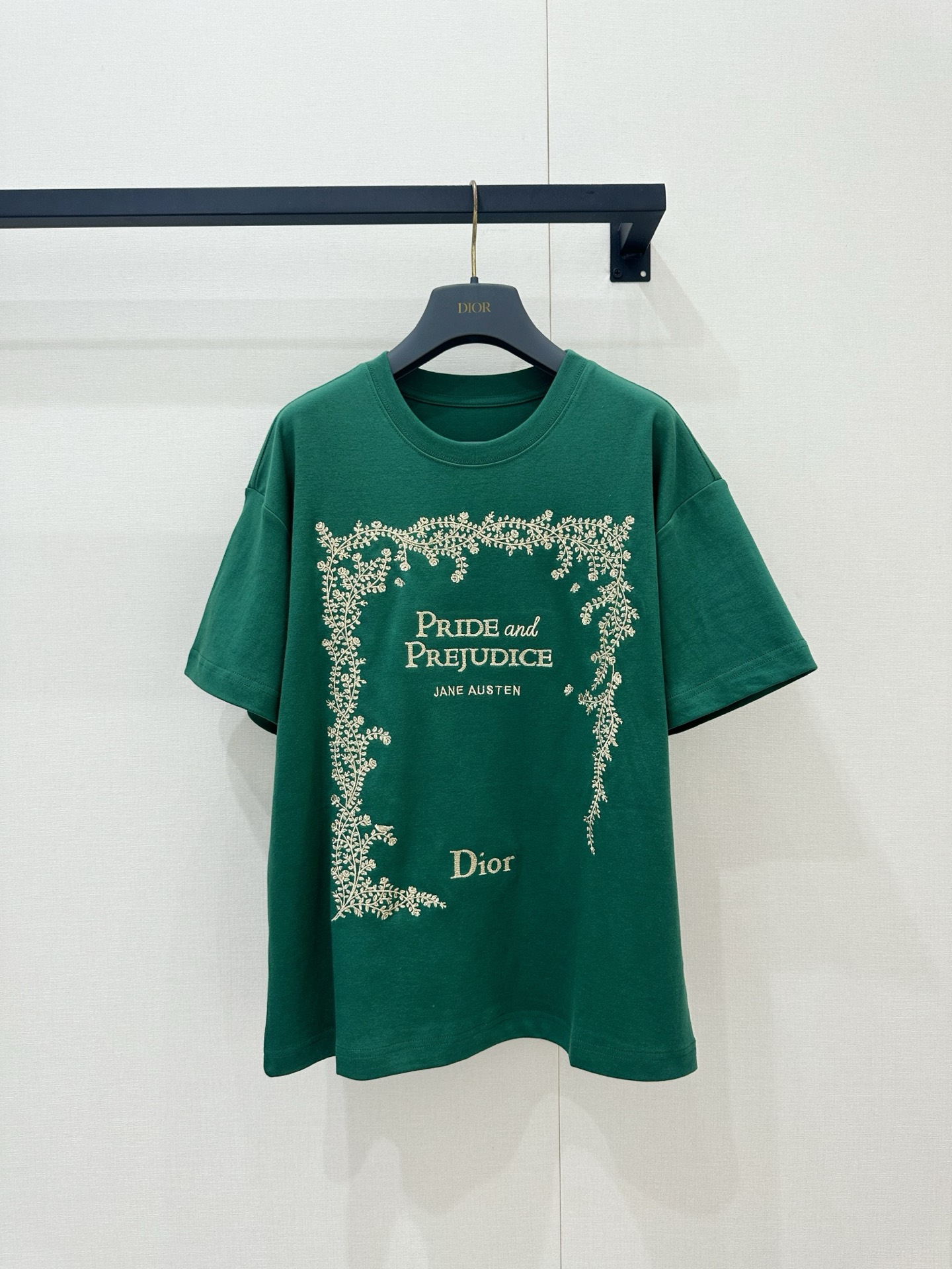 NO:875784,*26new Dark green gold thread floral embroidery round neck short sleeves Dark green and gold thread flower clusters interweave the vitality of spring. Every small detail hides ingenuity, fully displaying the natural aesthetic expression of the haute couture workshop!  Exclusively customized imported yb cotton material, after special softening treatment, it combines the breathability of cotton and the smoothness of silk. It is skin-friendly and not sweaty. The loose version fits the body shape but is not tight. The neat short-sleeved tailoring modifies the arm lines. Whether paired with denim pants or a skirt, it can inject an elegant and fresh French romantic style into the look!  1:1 awesome version, latest spring and summer items, look out for exclusive high version SML, skirts, T-shirts,19860909*26new深绿色金线花卉刺绣圆领短袖墨绿色与金线花簇交织出盎然的春日生机,各处小细节暗藏巧思,尽显高定工坊的自然美学表达！独家定制进口yb棉材质,经特殊柔化处理后兼具棉质的透气与丝质的顺滑,亲肤不闷汗,宽松的版型贴合身形却不紧绷,利落的短袖剪裁修饰手臂线条,无论是搭配丹宁裤还是半身裙,都能为造型注入优雅清新的法式浪漫格调！1:1超赞版型,春夏最新单品,认准独家高版本 SML,,skirts,T-shirt,,Women's clothing