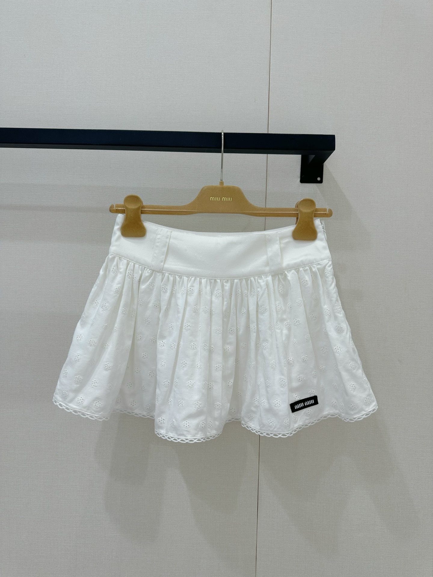 NO:875789,*26new hollow pattern embroidery lace mini skirt with exquisite hollow pattern embroidery and lace craftsmanship, the details are super perfect!  The high-waisted short skirt has a sweet and elegant upper body. The unique girly feel of the miu series is unmistakable with your eyes closed ~ Exclusively customized imported yb cotton and linen blended material, the low-waisted design upper body modifies the waistline and slims the leg line proportions, the fluffy skirt makes it more playful, and the skirt is embellished with classic brand logos, and the luxurious atmosphere cannot be hidden!  Simple matching can easily present a gentle atmosphere ~ 1:1 awesome version. The latest spring and summer items. Look for the exclusive high version SML,, miumiu, skirts,19860909*26new镂空花纹刺绣蕾丝花边mini短裙精致的镂空花纹刺绣与蕾丝花边工艺,细节处理超完美！高腰短裙版型上身甜美又优雅,miu系独有的少女感闭眼入不出错～独家定制进口yb棉麻混纺材质,低腰设计上身修饰腰线纤细拉高腿部线条比例,蓬松裙摆更显俏皮感,裙摆经典品牌徽标点缀,奢华气息藏不住！简意搭配都能将温柔氛围感轻松呈现～1:1超赞版型 春夏最新单品 认准独家高版本 SML,,miumiu,skirts,,Women's clothing