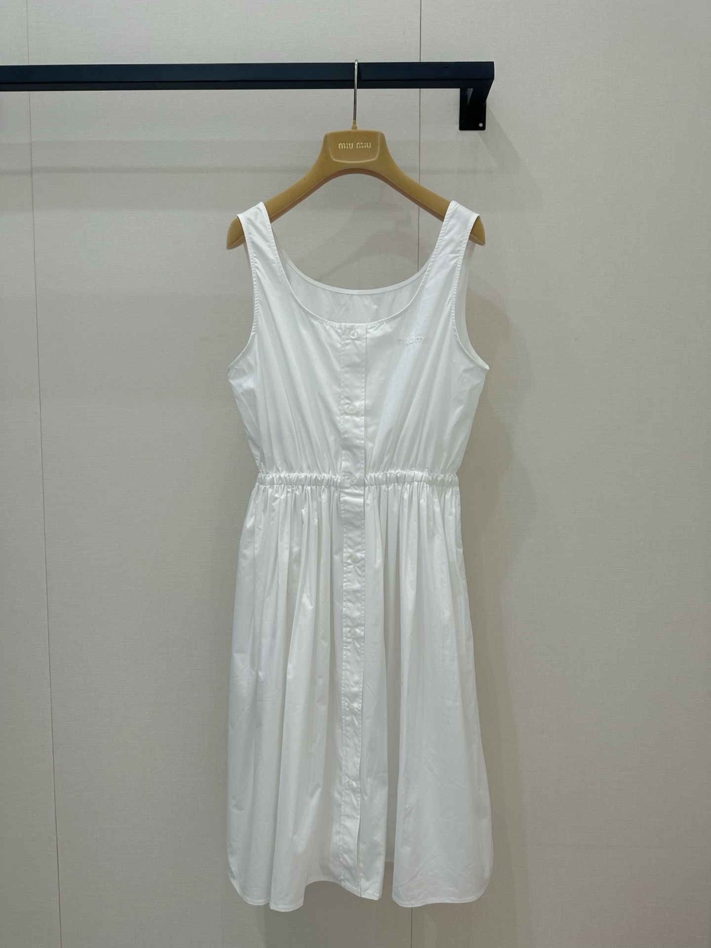 NO:875801,Miu Miu's latest spring and summer embroidered logo waist dress looks good in simple solid colors. It is especially whitening. It reduces age and is fashionable. The waist belt design can properly wear out the waist and is especially slim. The upper body effect is full of vitality and reduces age. It is made of light Oxford cotton fabric. Ready for sale sml,, miumiu, skirts,19860909Miu Miu 春夏最新款刺绣logo收腰连衣裙 简约净色都很好看 特别显白 减龄又时髦 收腰腰带设计 妥妥的穿出小蛮腰 特别显瘦 上身效果一整个活力减龄 采用轻薄的牛津棉面料 现货发售sml,,miumiu,skirts,,Women's clothing