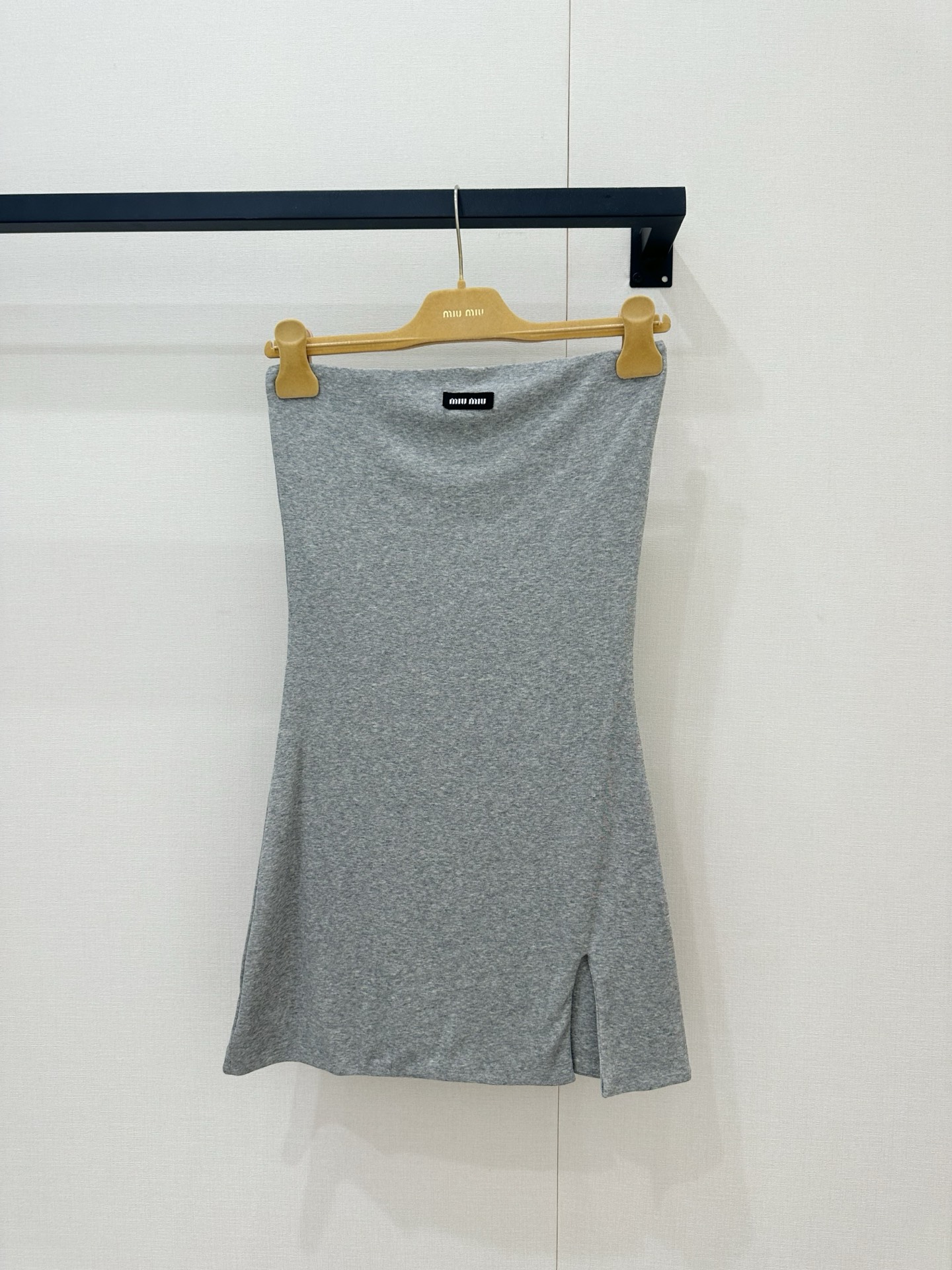 NO:875795,~New gray strapless slit short dress. Gray cotton jersey fabric. Decorated with brand logo. Straptop wrap cut. Irregular side slits. Slim fit. Can be layered. Recommended to buy. Gray L,,skirts,19860909～新品灰色抹胸开衩短连衣裙 灰色棉质平纹针织面料 饰有品牌标识徽标 抹胸裹身剪裁 侧边不规则开衩 修身版型 可叠穿 推荐入手 灰色 L,,skirts,,Women's clothing